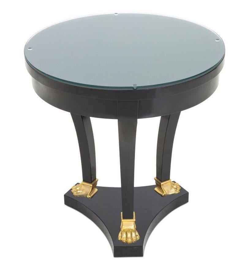 Französisch Empire-Stil kreisförmige Glasplatte Ebonized Holz Beistelltisch, drei verjüngte Beine in Messing Tatze Füße auf Dreiblatt Basis endet. 25