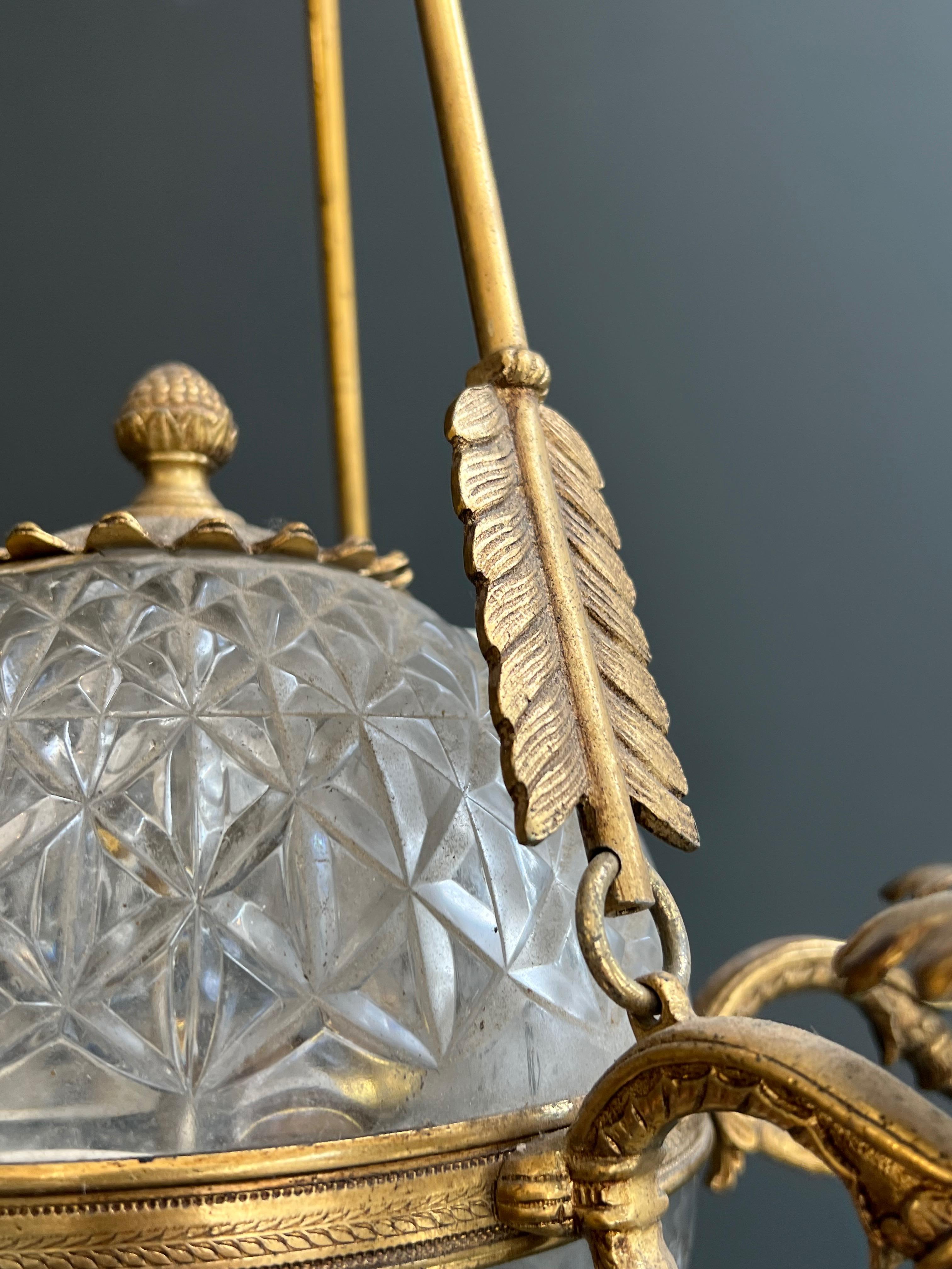 Metà XX secolo Lampadario a mongolfiera in stile impero in bronzo e cristallo in vendita