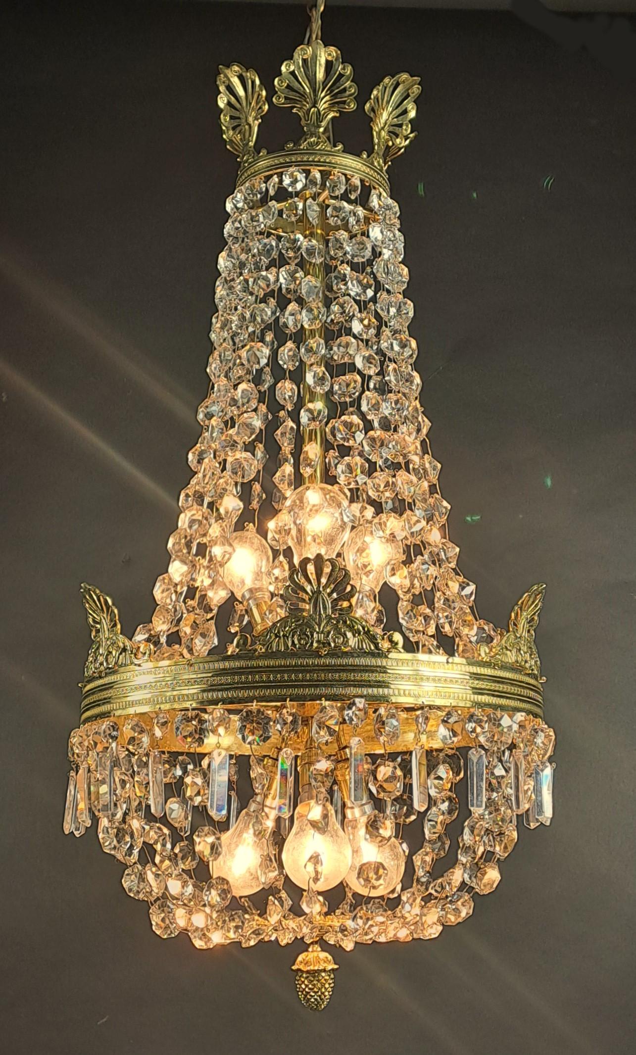 Hot air balloon chandelier in gilded bronze decorated with crystal garlands, Empire style decorated with palmettes and pine cones.

Illuminated by six lights.

Beautiful and very elegant model, French work of quality from the mid-20th century.

Very