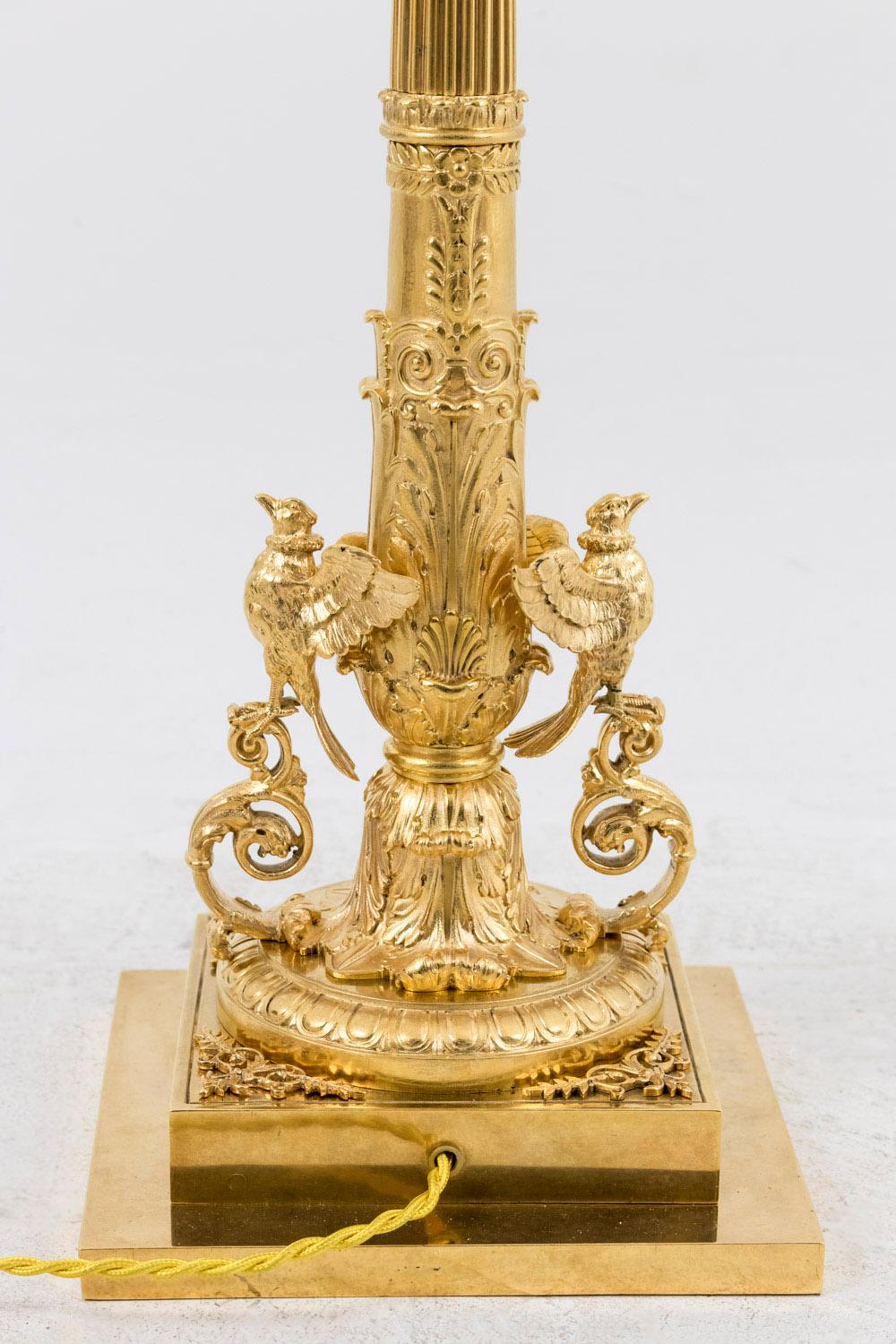 Milieu du XXe siècle Lampe de style Empire en bronze doré:: années 1950 en vente