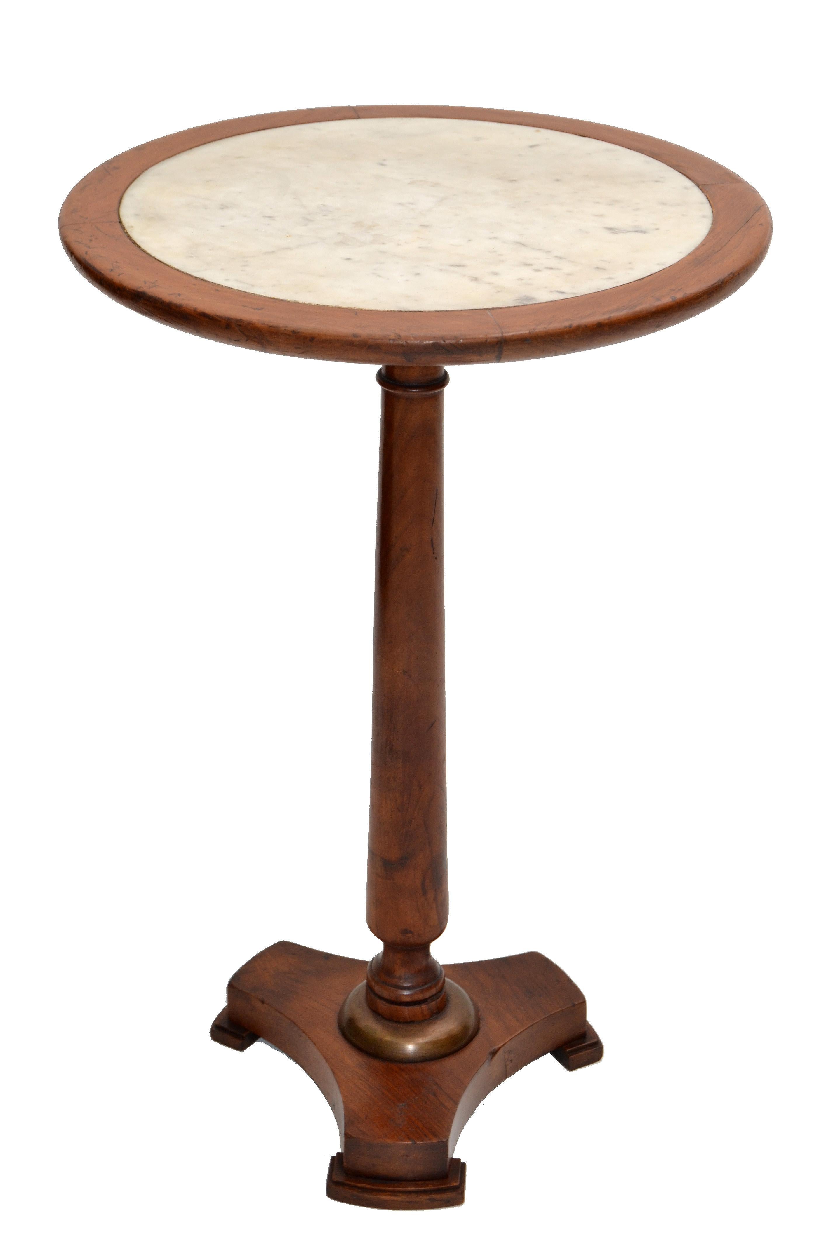 Table d'appoint de style Empire fabriquée en France en chêne tourné et plateau en marbre, 1950 Bon état - En vente à Miami, FL