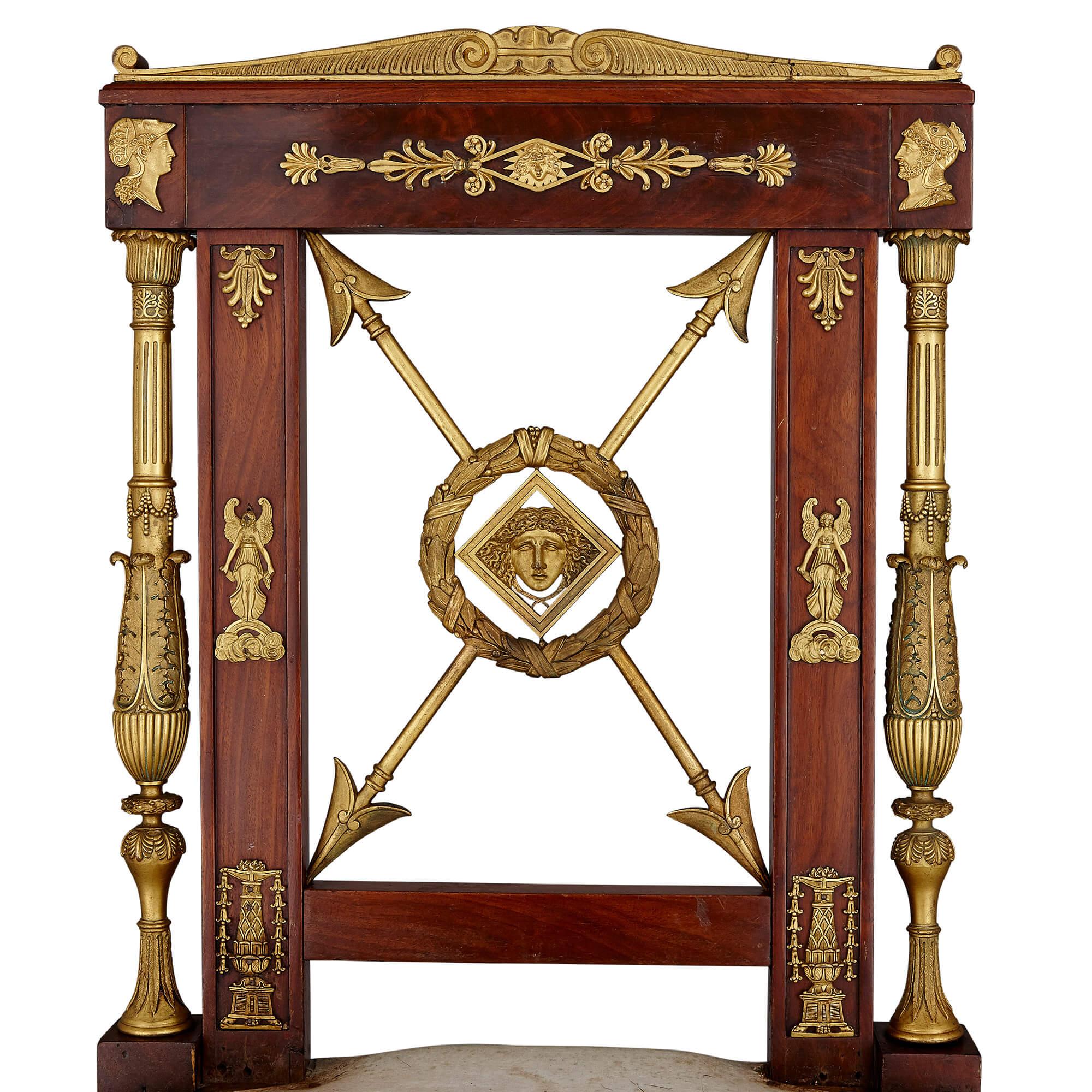 Beistellstuhl aus Mahagoni und vergoldeter Bronze im Empire-Stil (Französisch) im Angebot