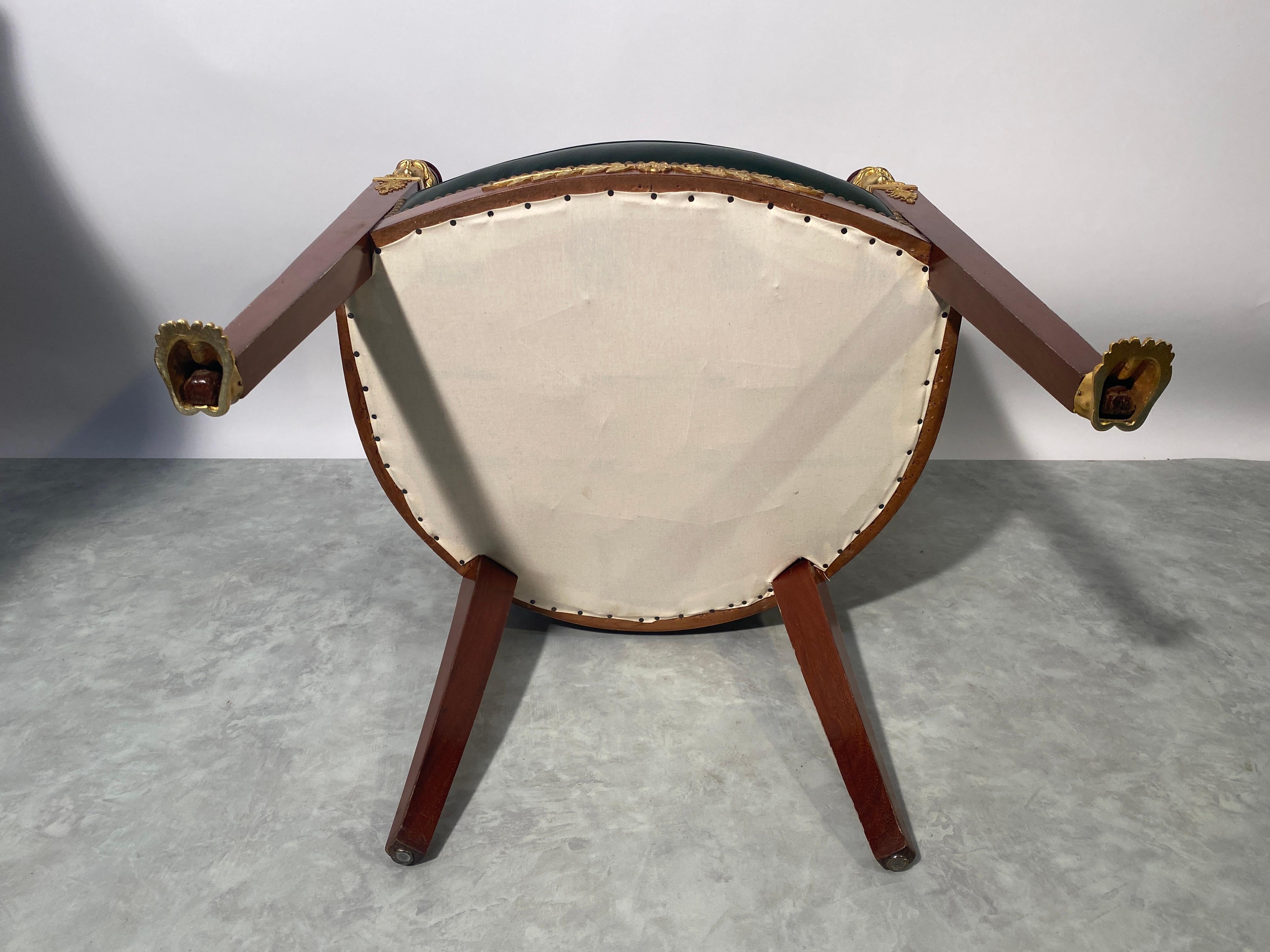 Chaise de bureau de style Empire en acajou et cuir avec décor égyptien 5