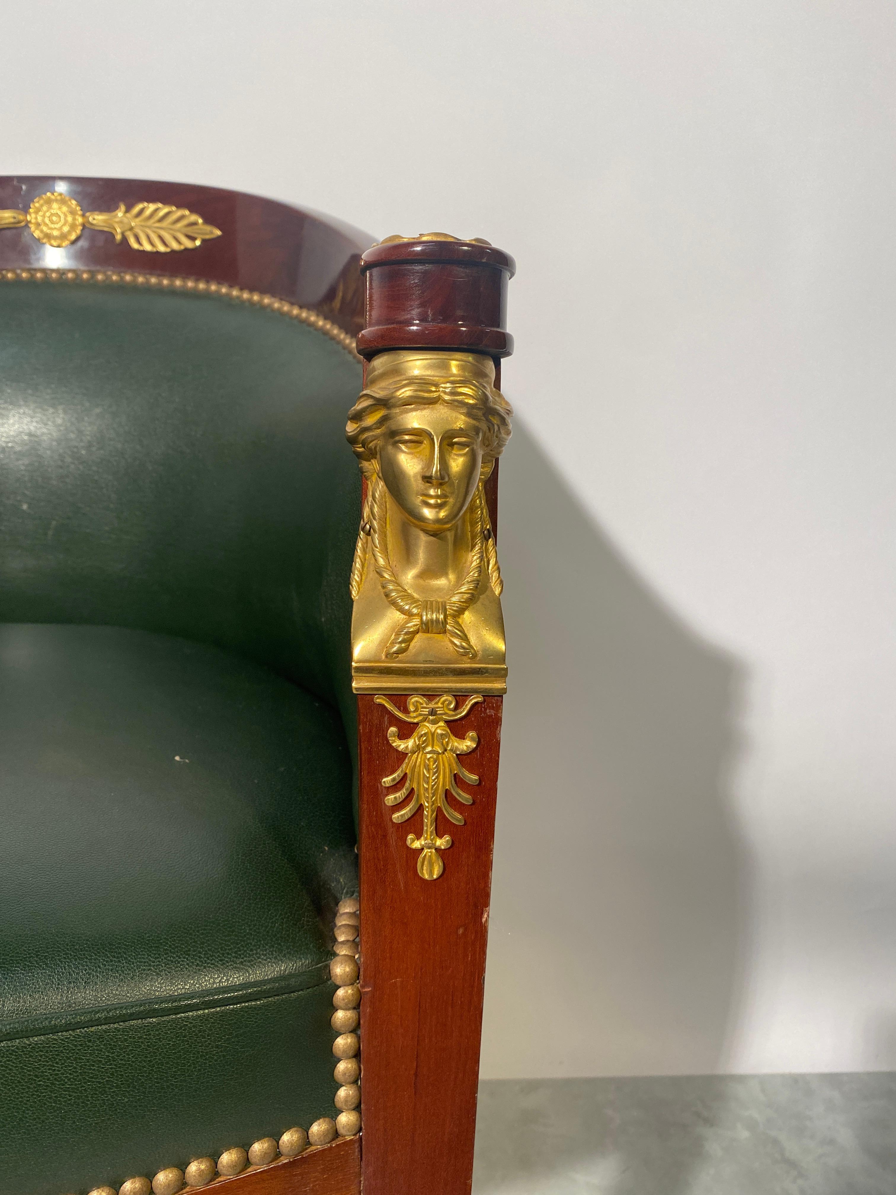 Français Chaise de bureau de style Empire en acajou et cuir avec décor égyptien