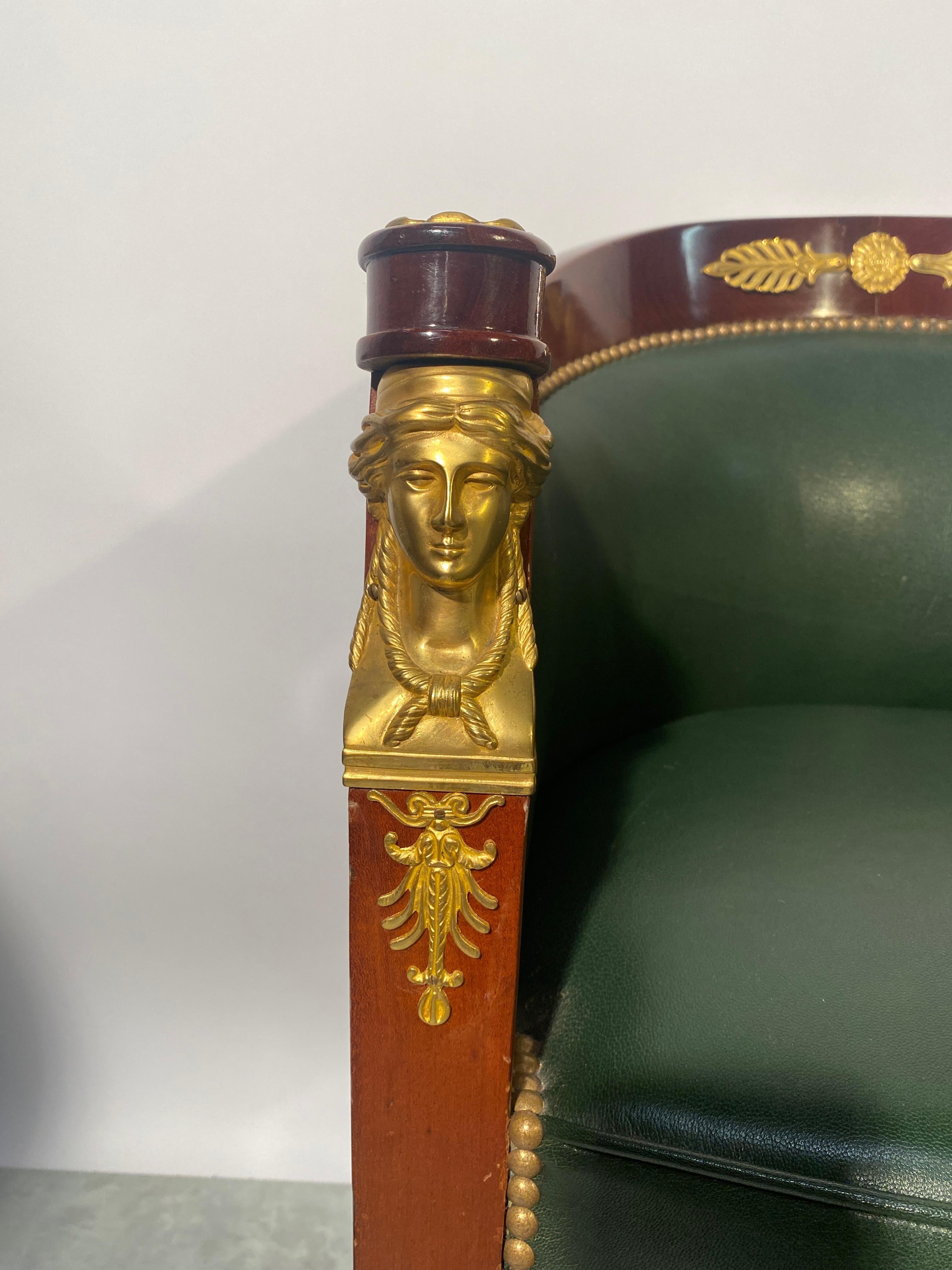 Effet bronze Chaise de bureau de style Empire en acajou et cuir avec décor égyptien