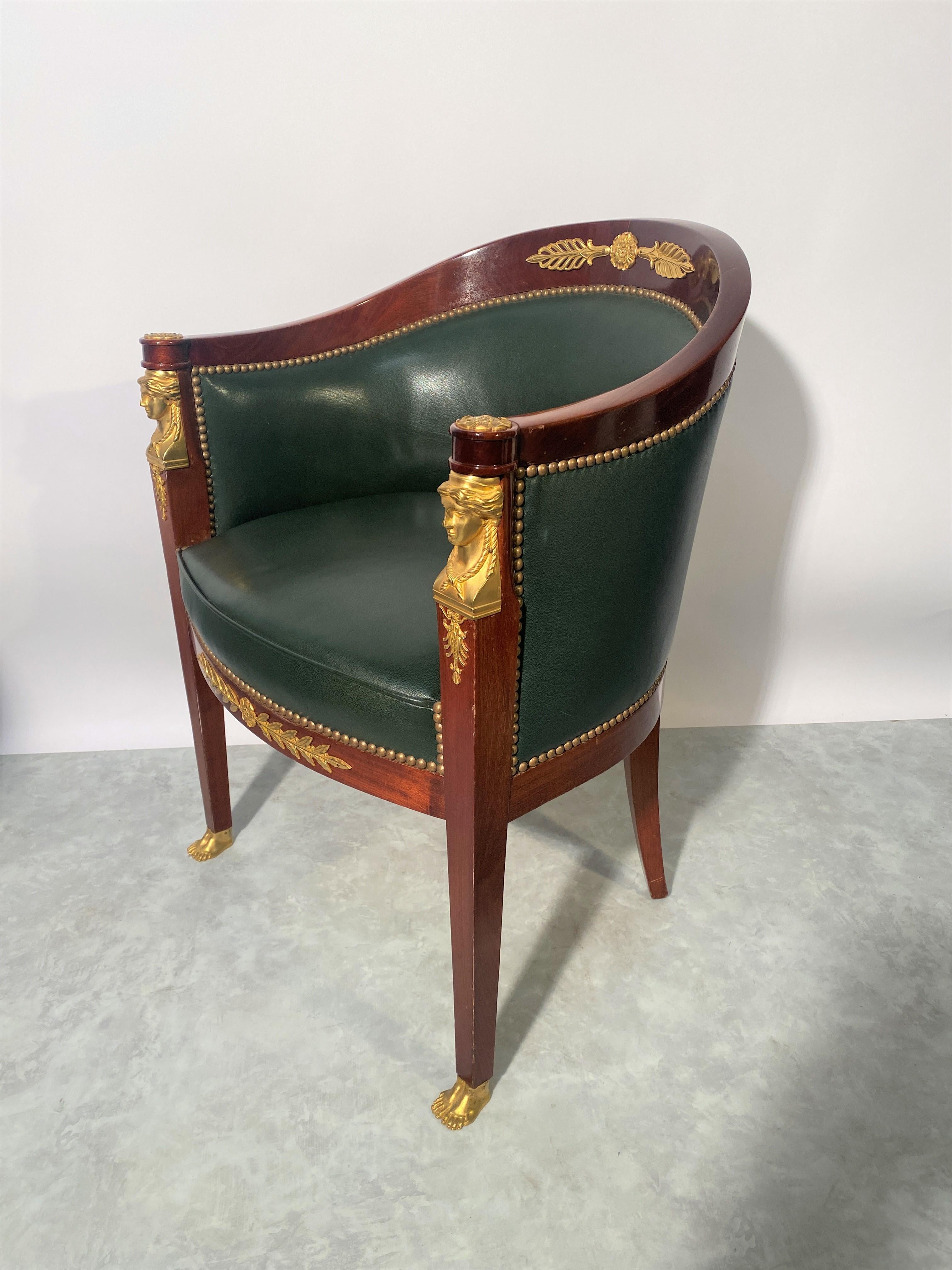 Fin du XIXe siècle Chaise de bureau de style Empire en acajou et cuir avec décor égyptien