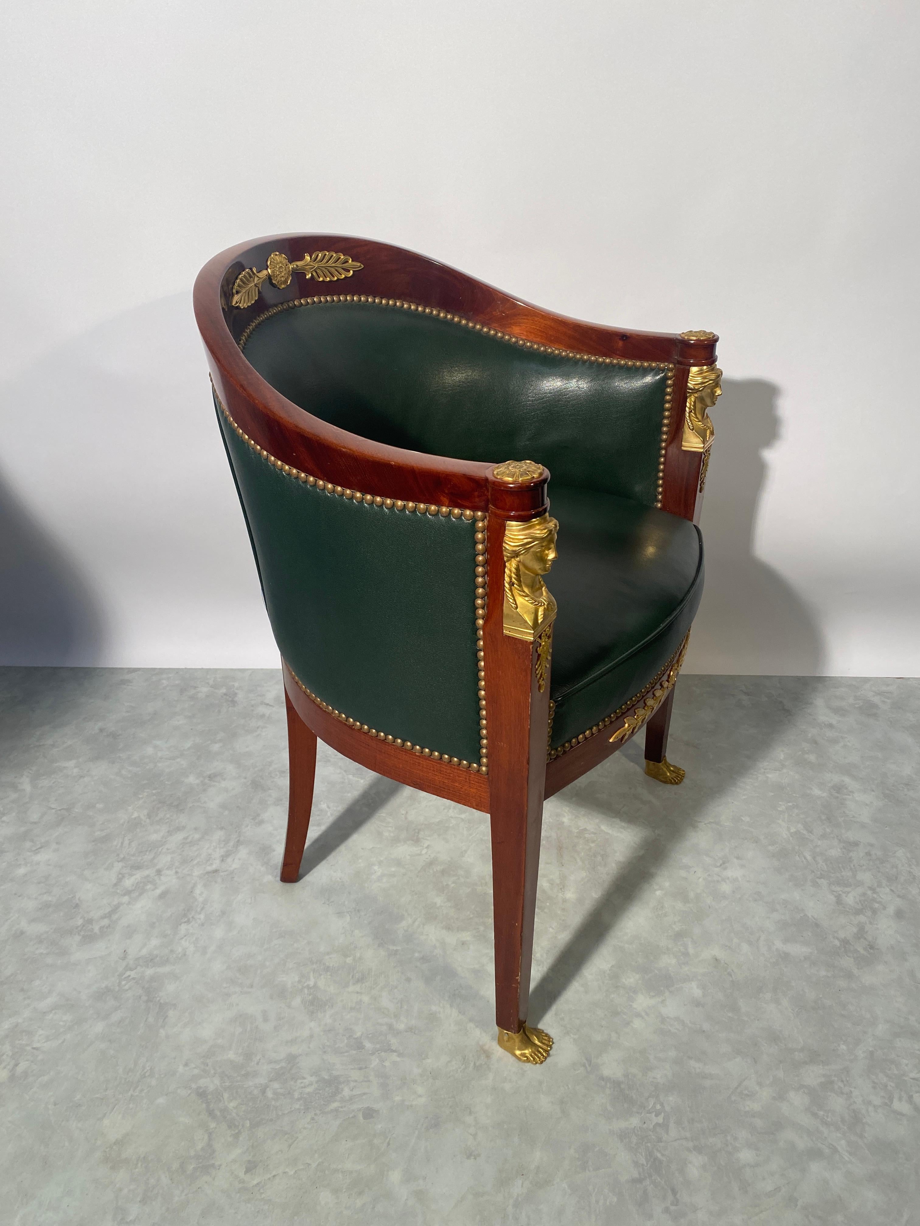 Bronze Chaise de bureau de style Empire en acajou et cuir avec décor égyptien