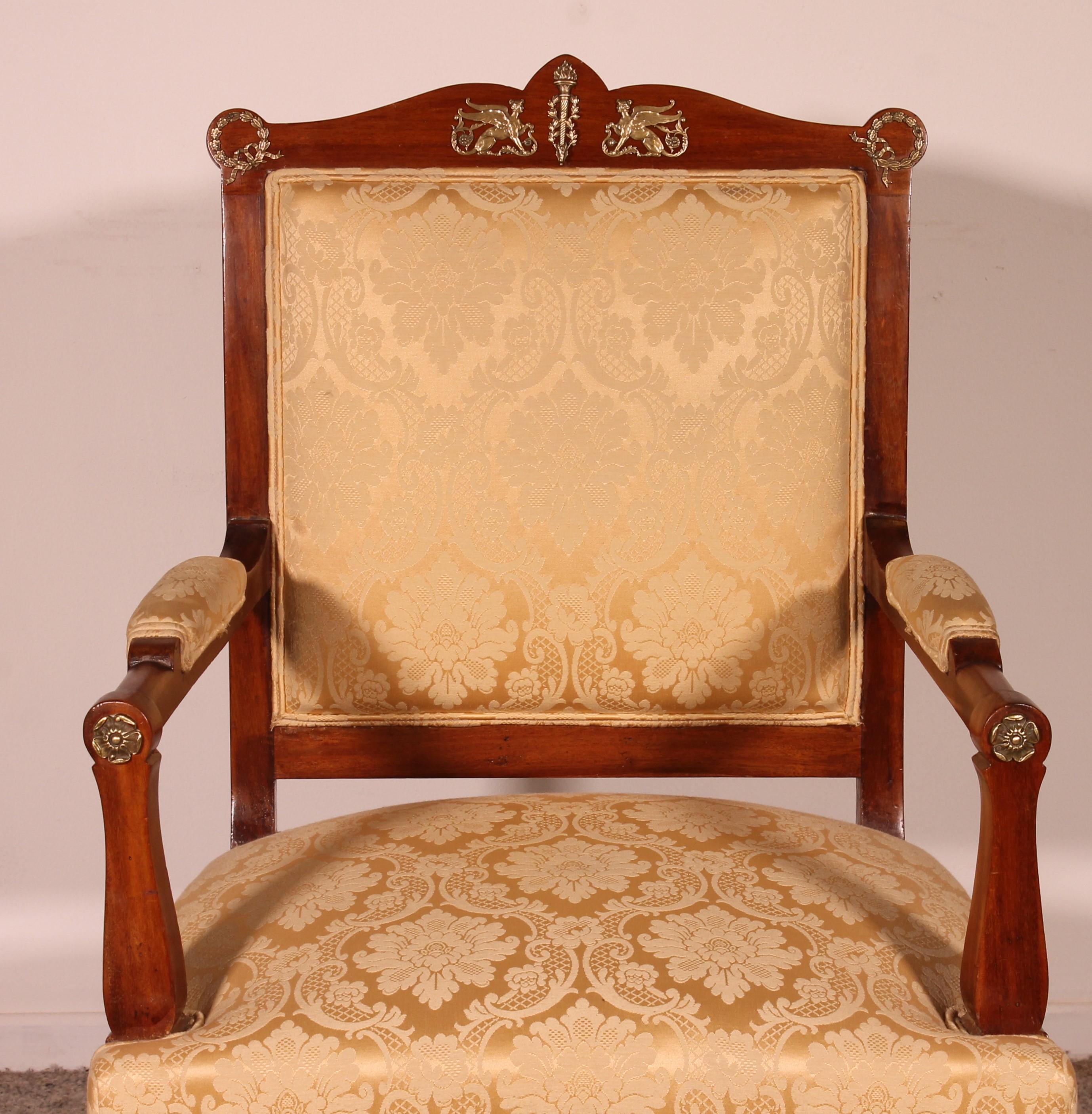 Joli fauteuil en acajou de style empire de la fin du 19ème siècle
Bronze de très bonne qualité et bel acajou
Très beau fauteuil qui peut être utilisé comme chaise de bibliothèque ou fauteuil de bureau.
hauteur du siège 44cm
En superbe état.