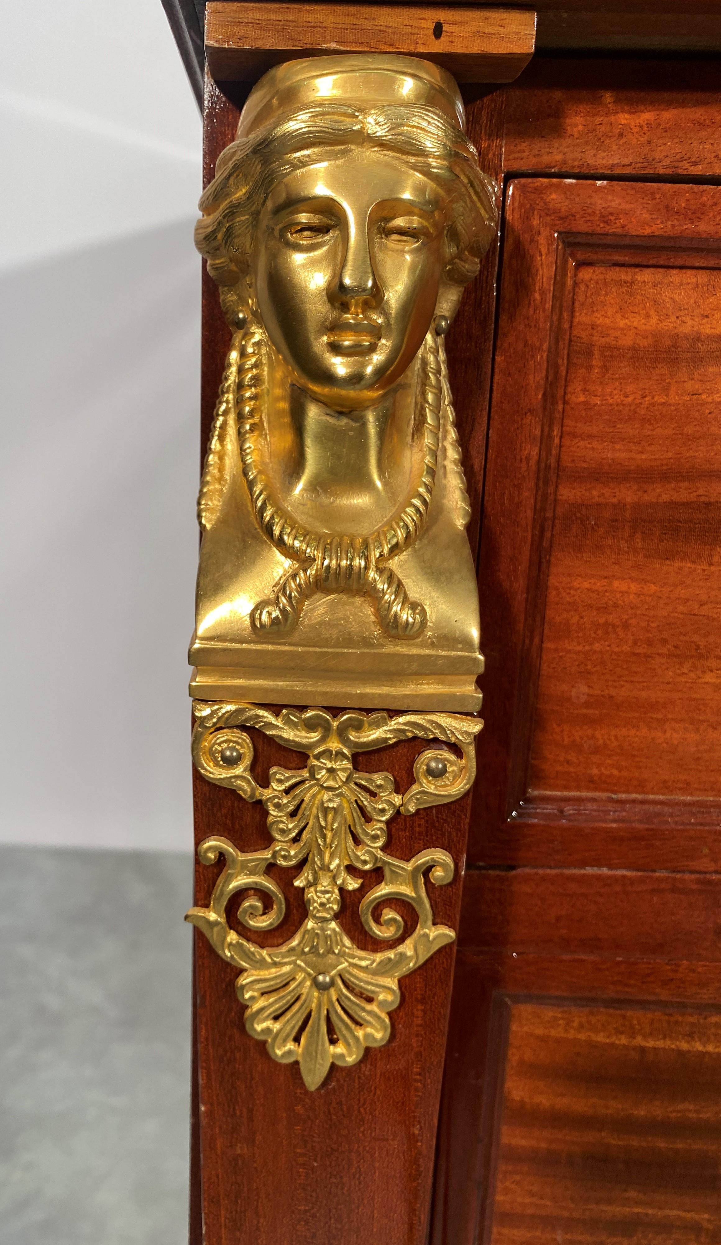 Mahagoni-Mittelschreibtisch im Empire-Stil mit ägyptischem Dekor, Frankreich 19. (Furnier) im Angebot