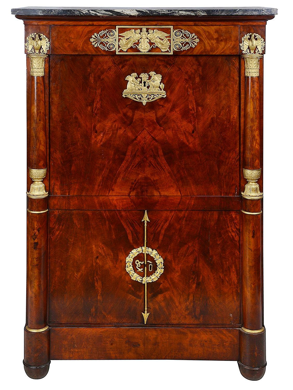 Un secretaire abattant in stile impero in mogano francese del XIX secolo di ottima qualità, con piano in marmo. Con un cassetto a fregio, colonne classiche montate in ormù ai lati. L'apertura frontale a caduta rivela un interno a scomparti.