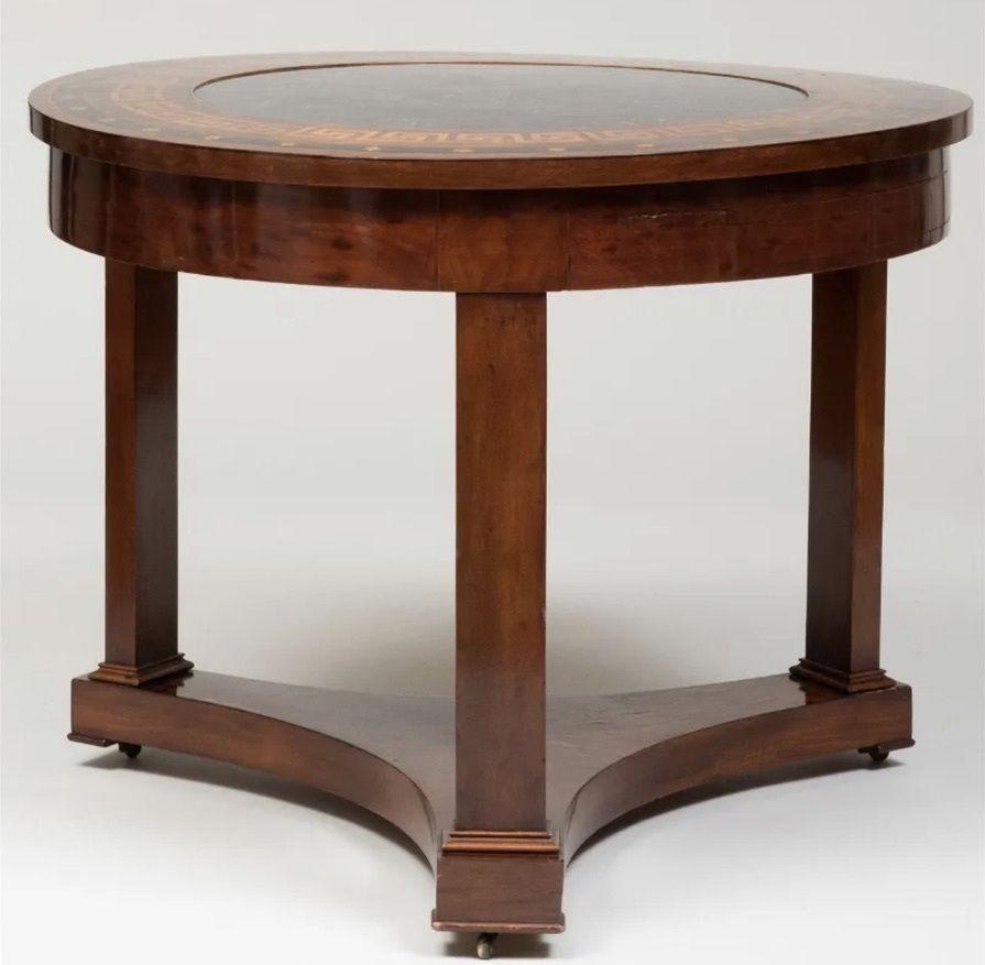 Empire-Mahagoni-Tisch im Empire-Stil mit eingefasster, versteinerter Marmorplatte (Deutsch) im Angebot
