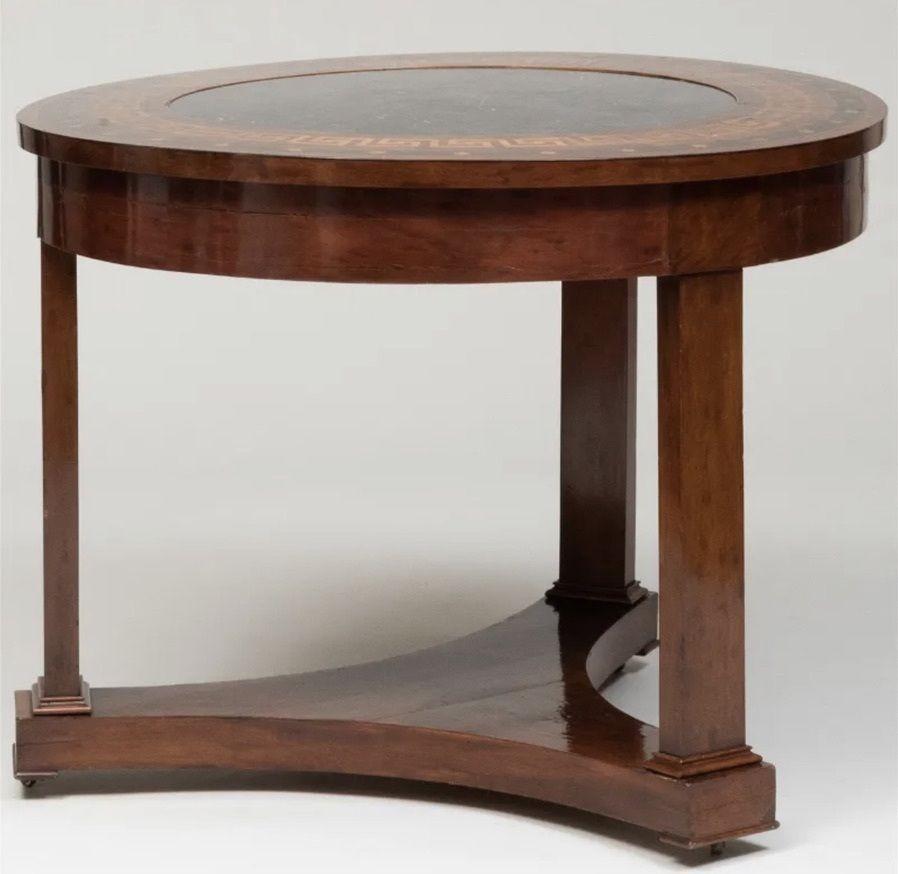 Empire-Mahagoni-Tisch im Empire-Stil mit eingefasster, versteinerter Marmorplatte im Zustand „Relativ gut“ im Angebot in Spencertown, NY