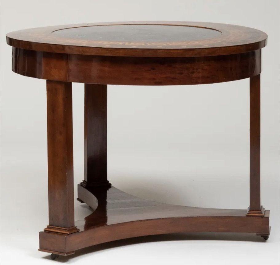 Empire-Mahagoni-Tisch im Empire-Stil mit eingefasster, versteinerter Marmorplatte im Angebot 2