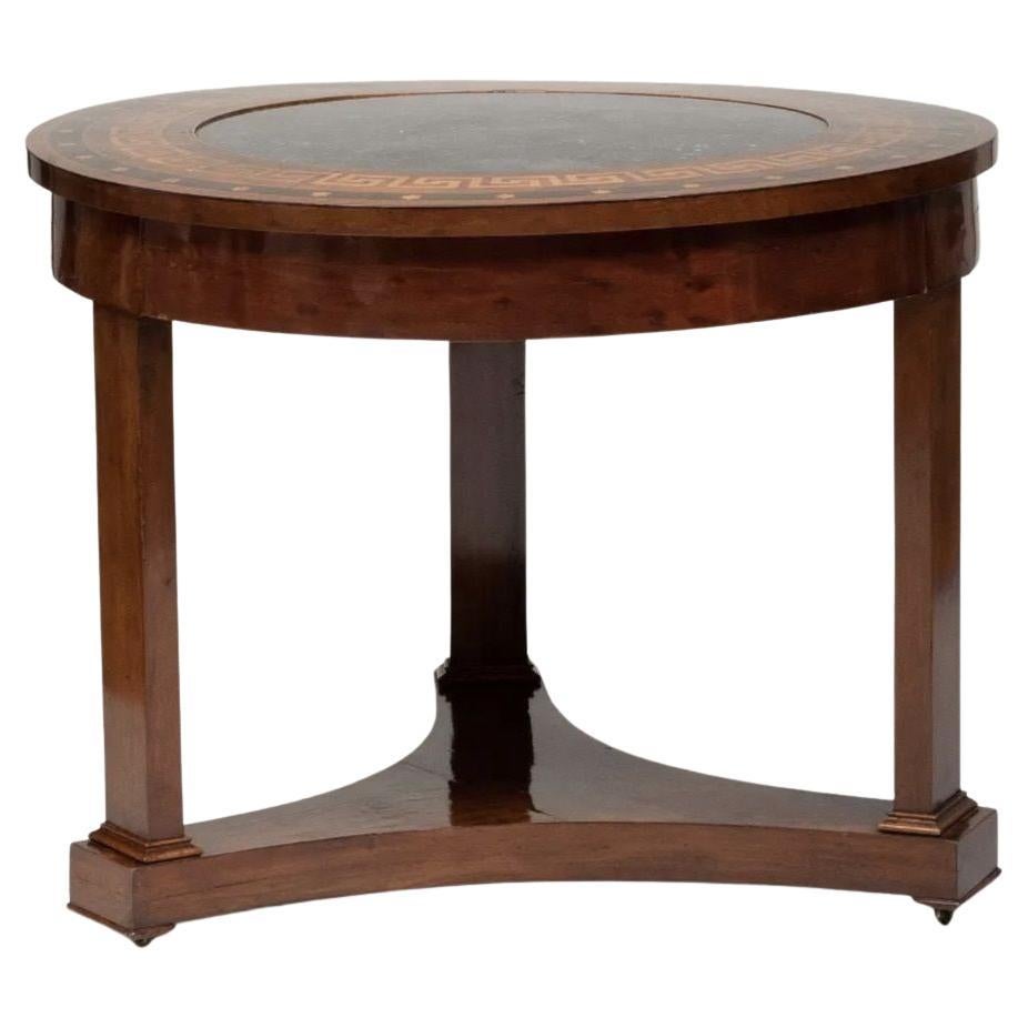 Empire-Mahagoni-Tisch im Empire-Stil mit eingefasster, versteinerter Marmorplatte im Angebot