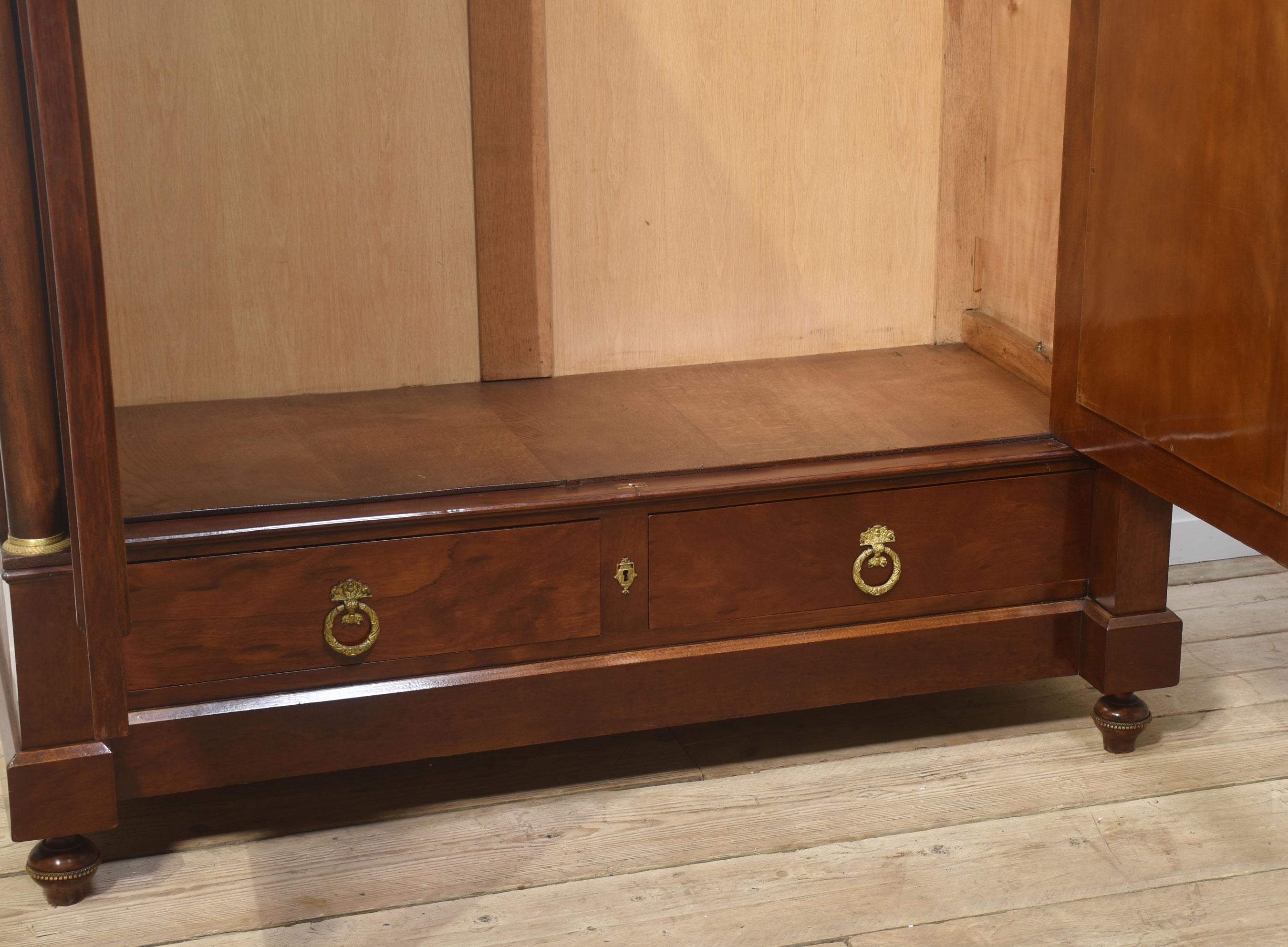 Zweitüriger Kleiderschrank im Empire-Stil aus Mahagoni im Angebot 4