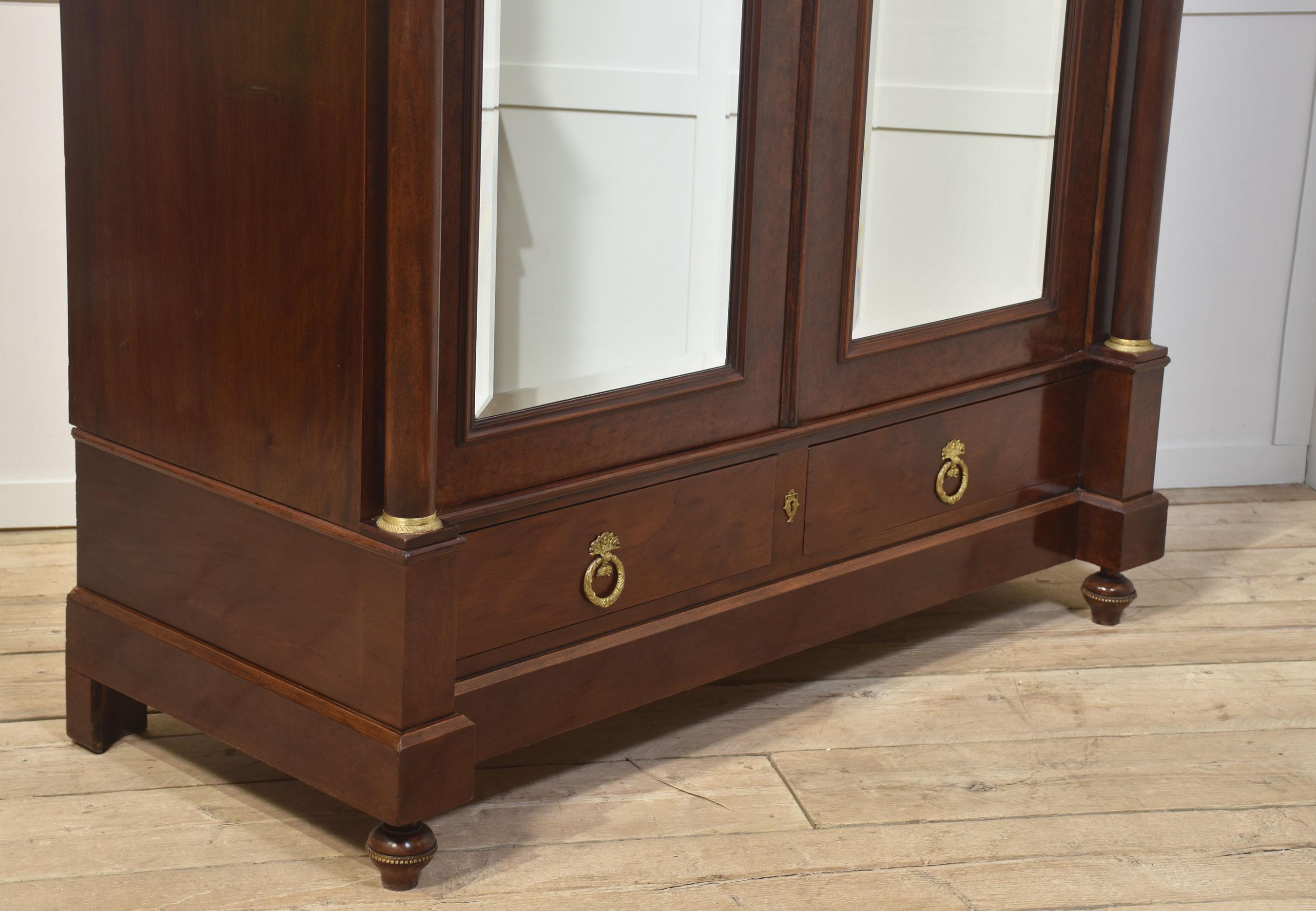 Zweitüriger Kleiderschrank im Empire-Stil aus Mahagoni im Angebot 6