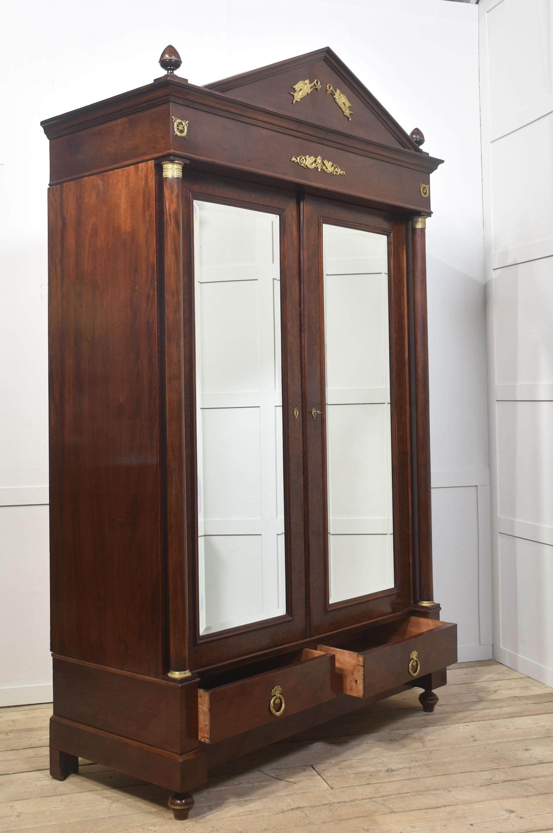 Zweitüriger Kleiderschrank im Empire-Stil aus Mahagoni im Angebot 9