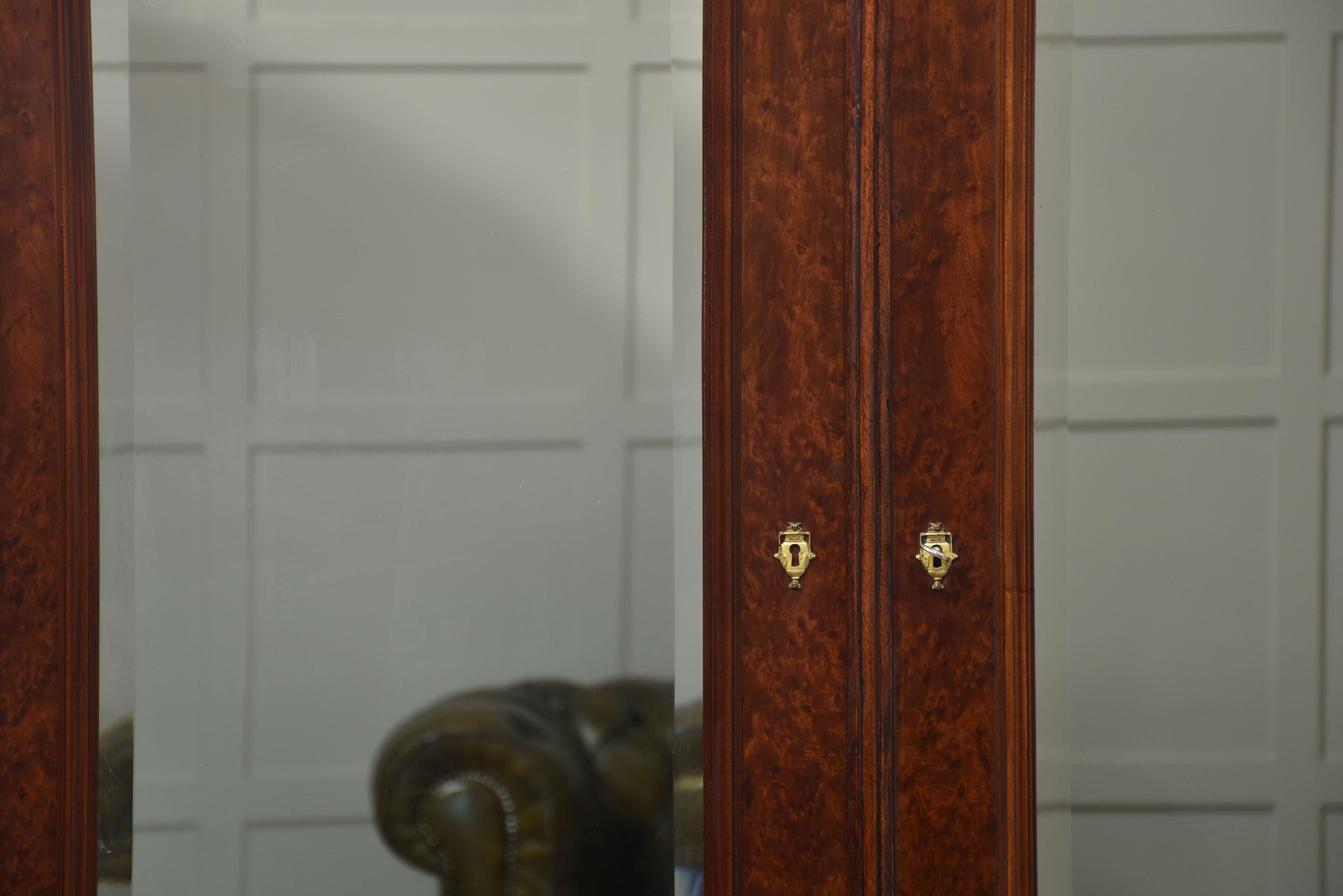 Zweitüriger Kleiderschrank im Empire-Stil aus Mahagoni (20. Jahrhundert) im Angebot