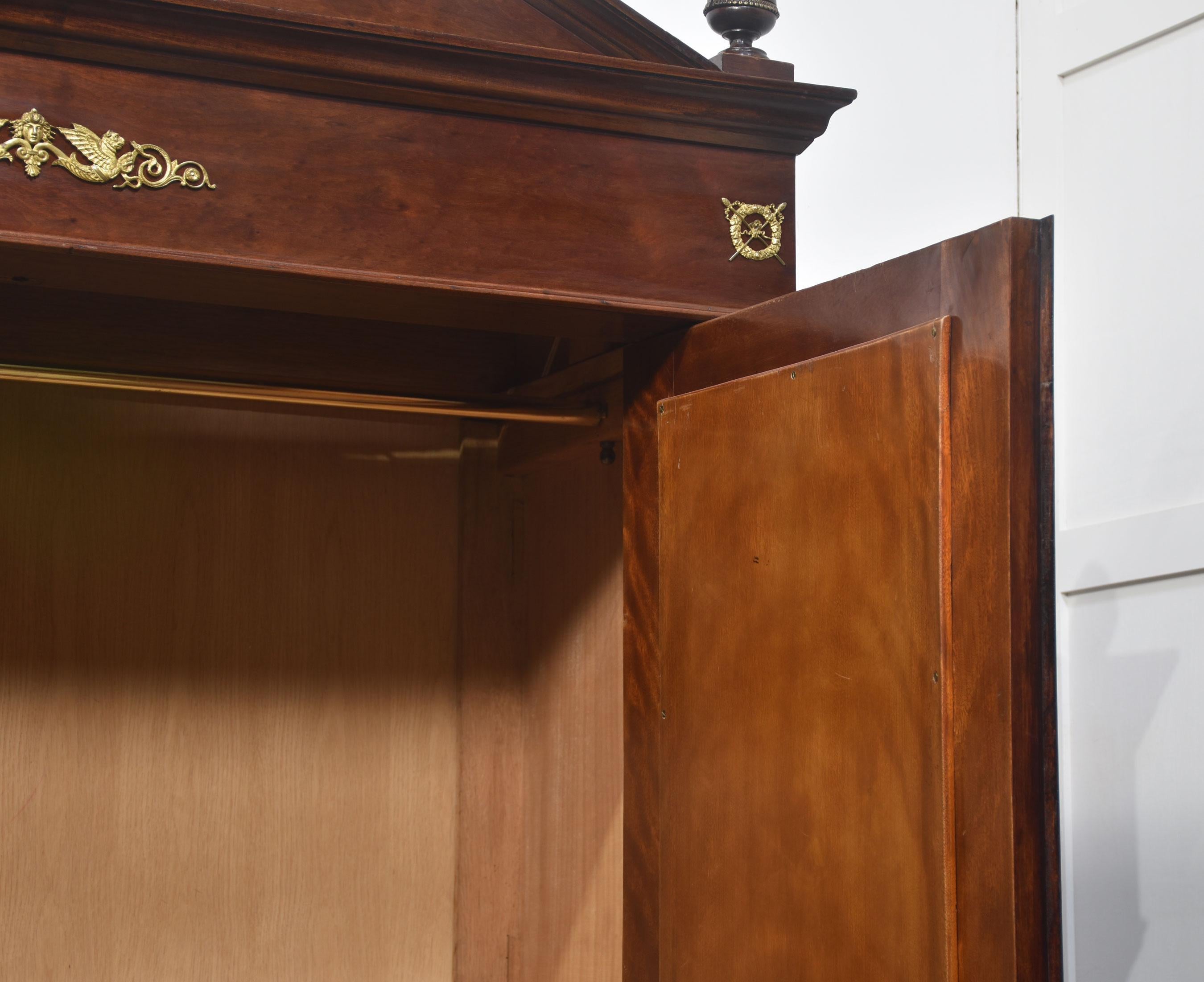 Zweitüriger Kleiderschrank im Empire-Stil aus Mahagoni im Angebot 3