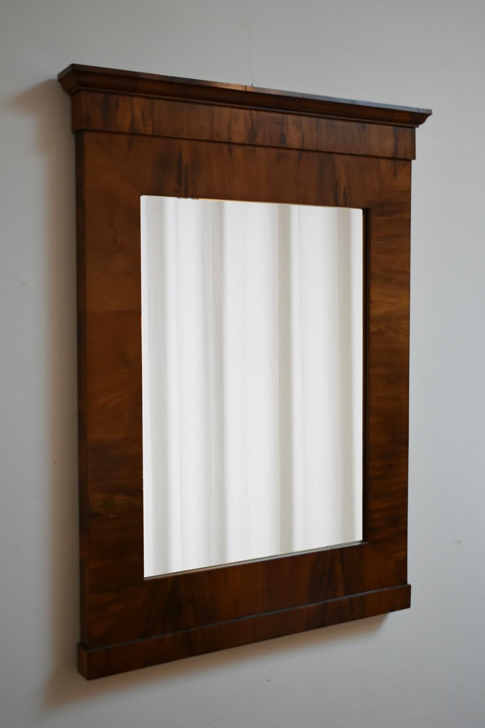 Specchio rettangolare in legno di mogano stile Impero, specchio smussato, una modanatura nella parte superiore. Italia, anni '40.