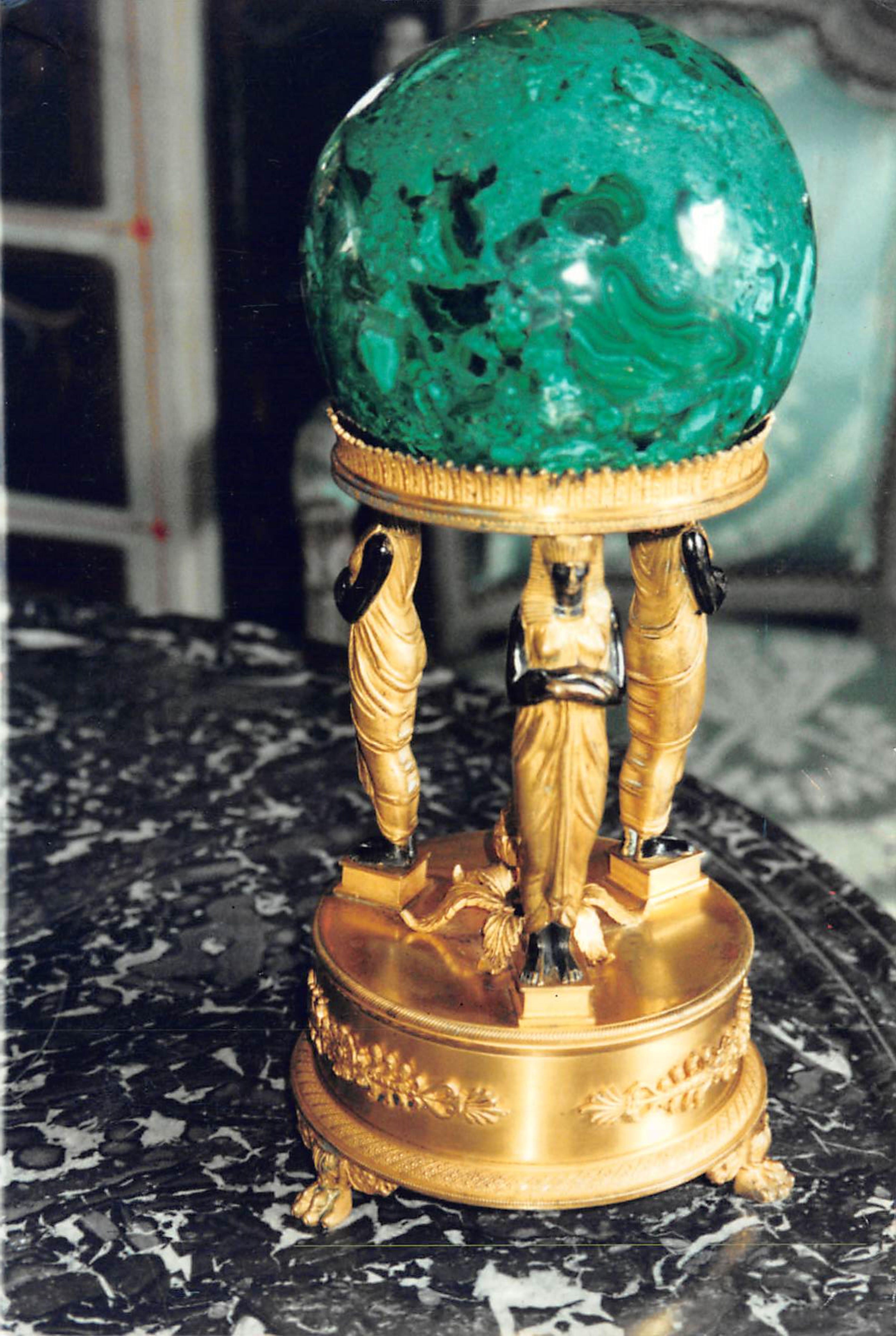 Français Objet de bureau décoratif de style Empire en malachite sur un socle Dor doré en bronze LA en vente