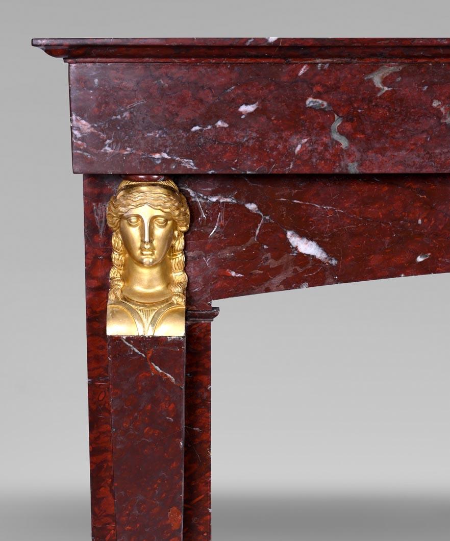 French Empire style mantel in Rouge Griotte marble, bronzes ( attributed to Thomire ) For Sale