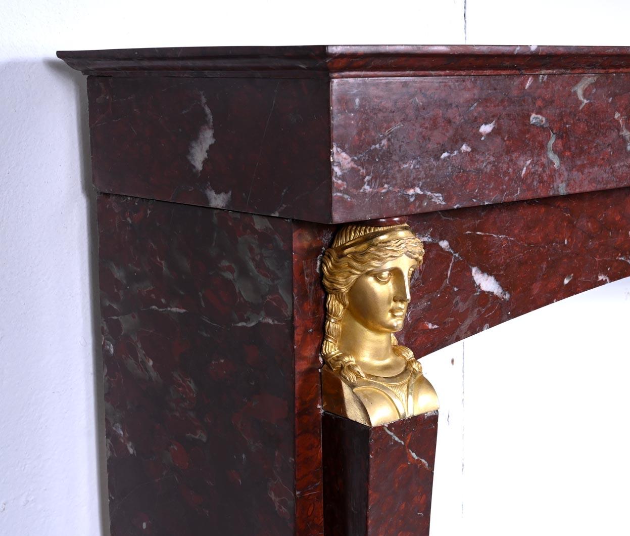 Empire style mantel in Rouge Griotte marble, bronzes ( attributed to Thomire ) In Good Condition For Sale In SAINT-OUEN-SUR-SEINE, FR