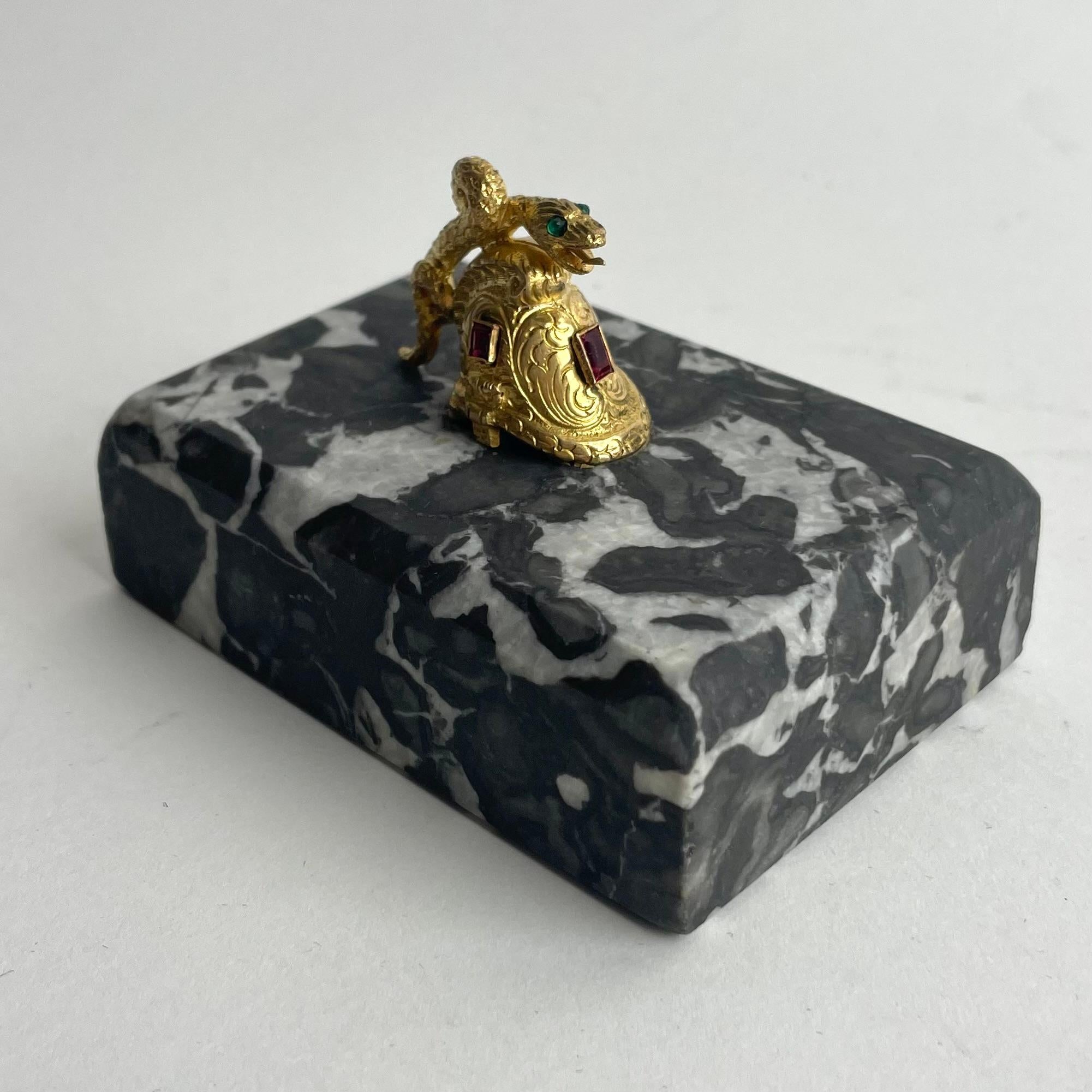 
Fermacarte in marmo e bronzo dorato in stile Impero con elmo e serpente, XIX secolo

Un sorprendente fermacarte in stile Impero, Francia, XIX secolo, che combina una base in marmo bianco e nero finemente venato con un elaborato ornamento in bronzo