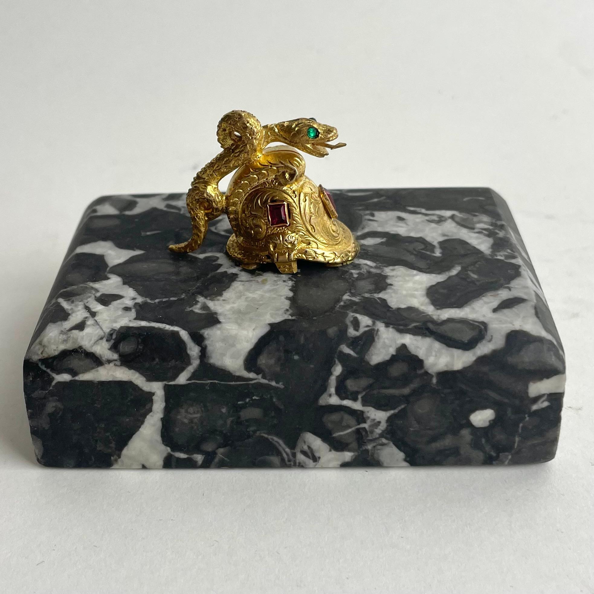 Stile impero Fermacarte in marmo e bronzo dorato in stile impero con elmo e serpente. in vendita