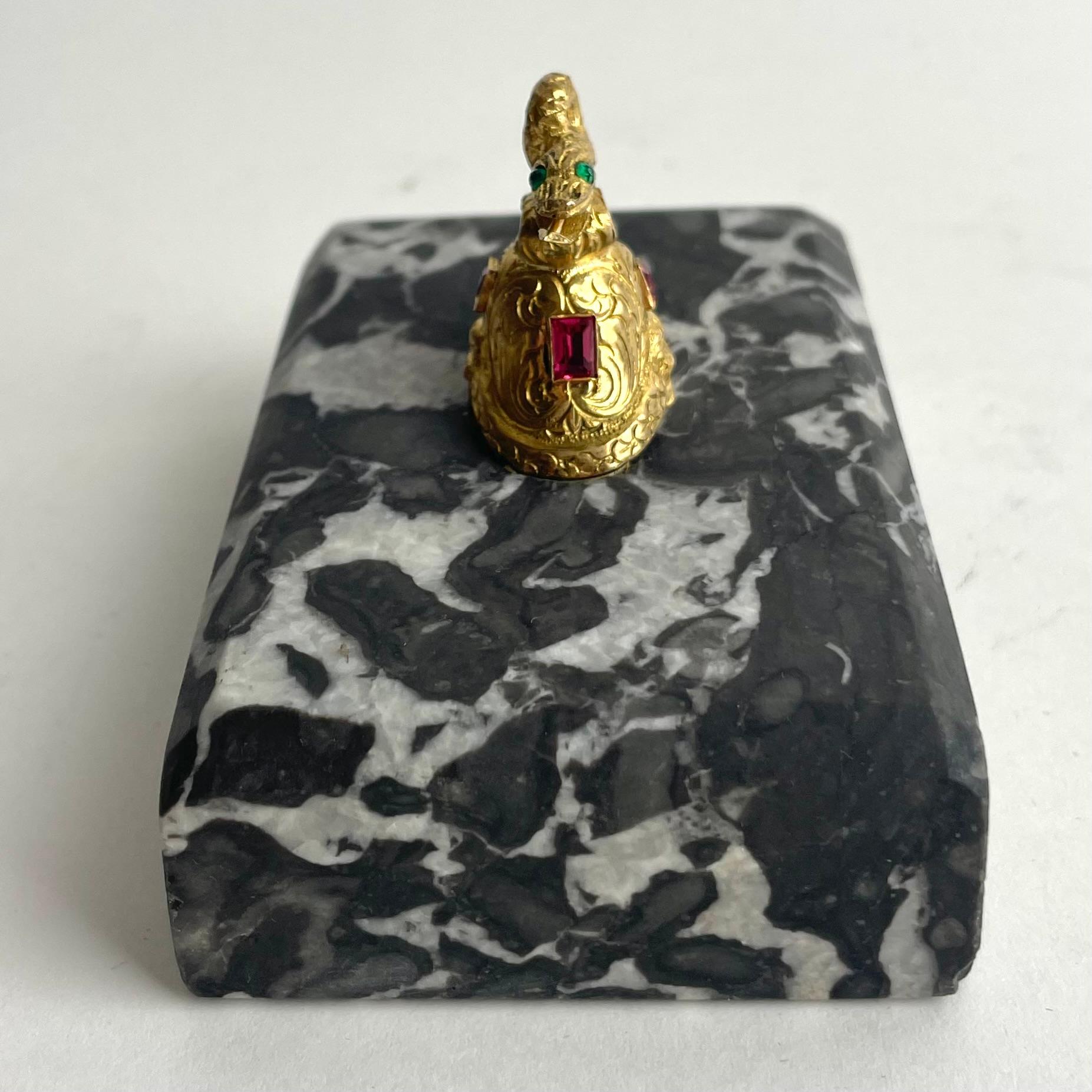 Francese Fermacarte in marmo e bronzo dorato in stile impero con elmo e serpente. in vendita