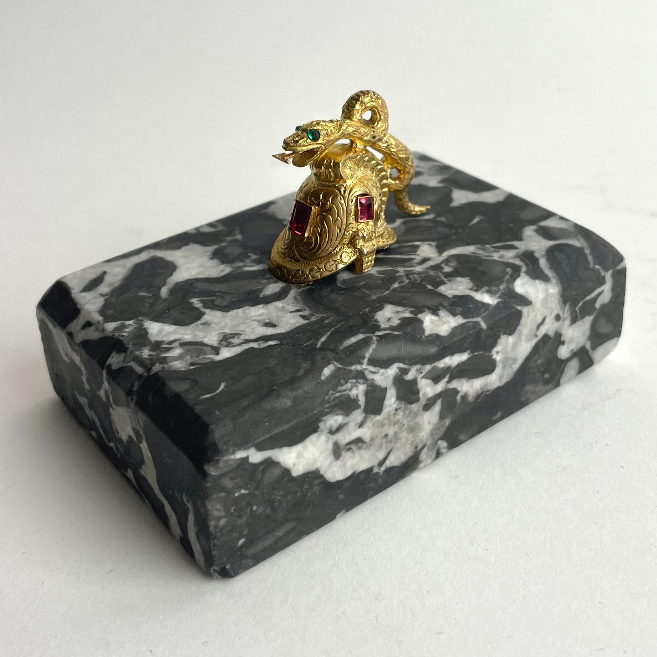 Dorato Fermacarte in marmo e bronzo dorato in stile impero con elmo e serpente. in vendita