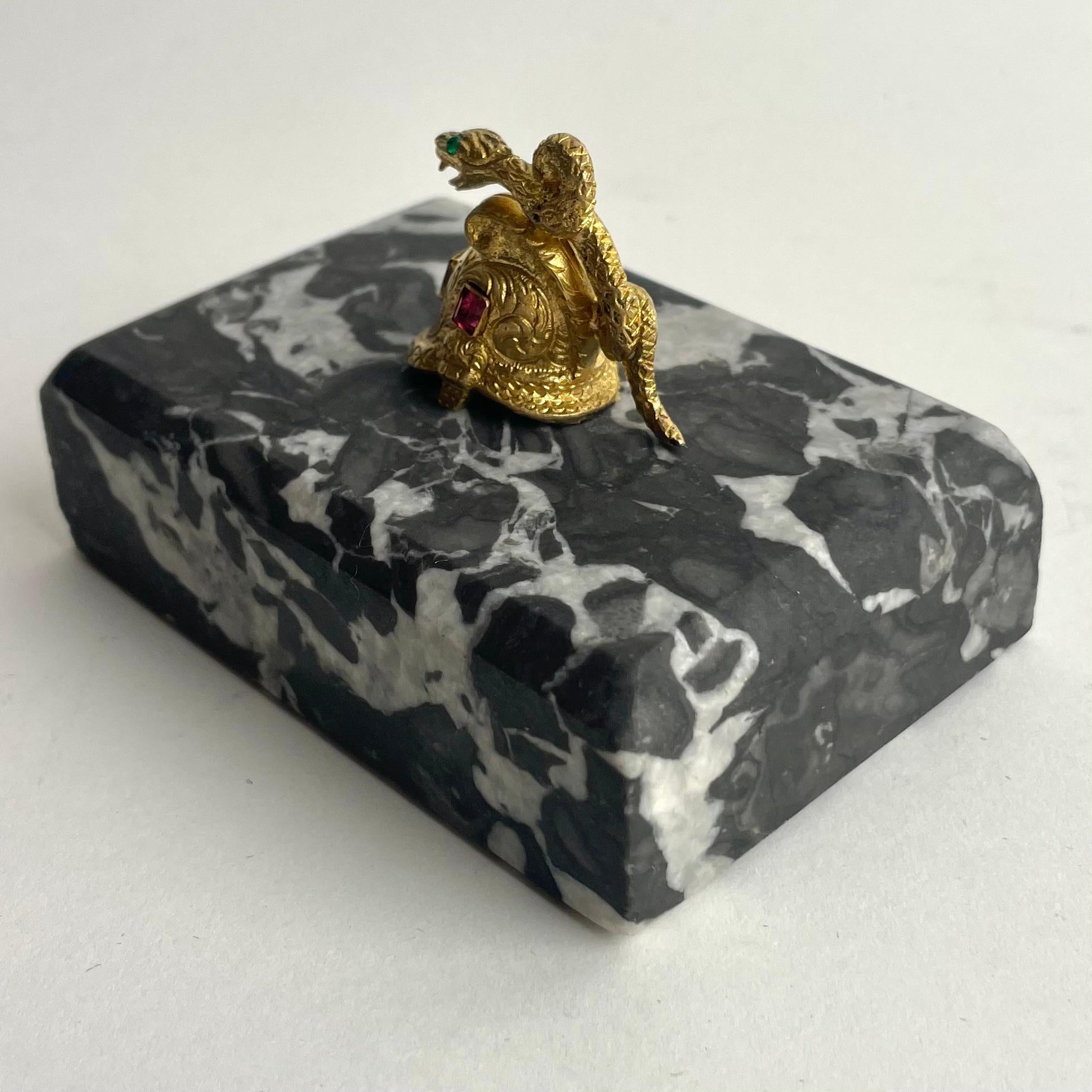 Fermacarte in marmo e bronzo dorato in stile impero con elmo e serpente. In condizioni buone in vendita a Knivsta, SE