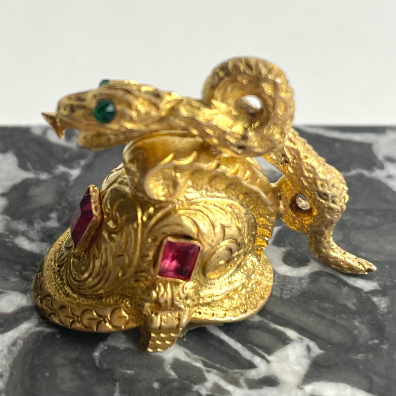 XIX secolo Fermacarte in marmo e bronzo dorato in stile impero con elmo e serpente. in vendita
