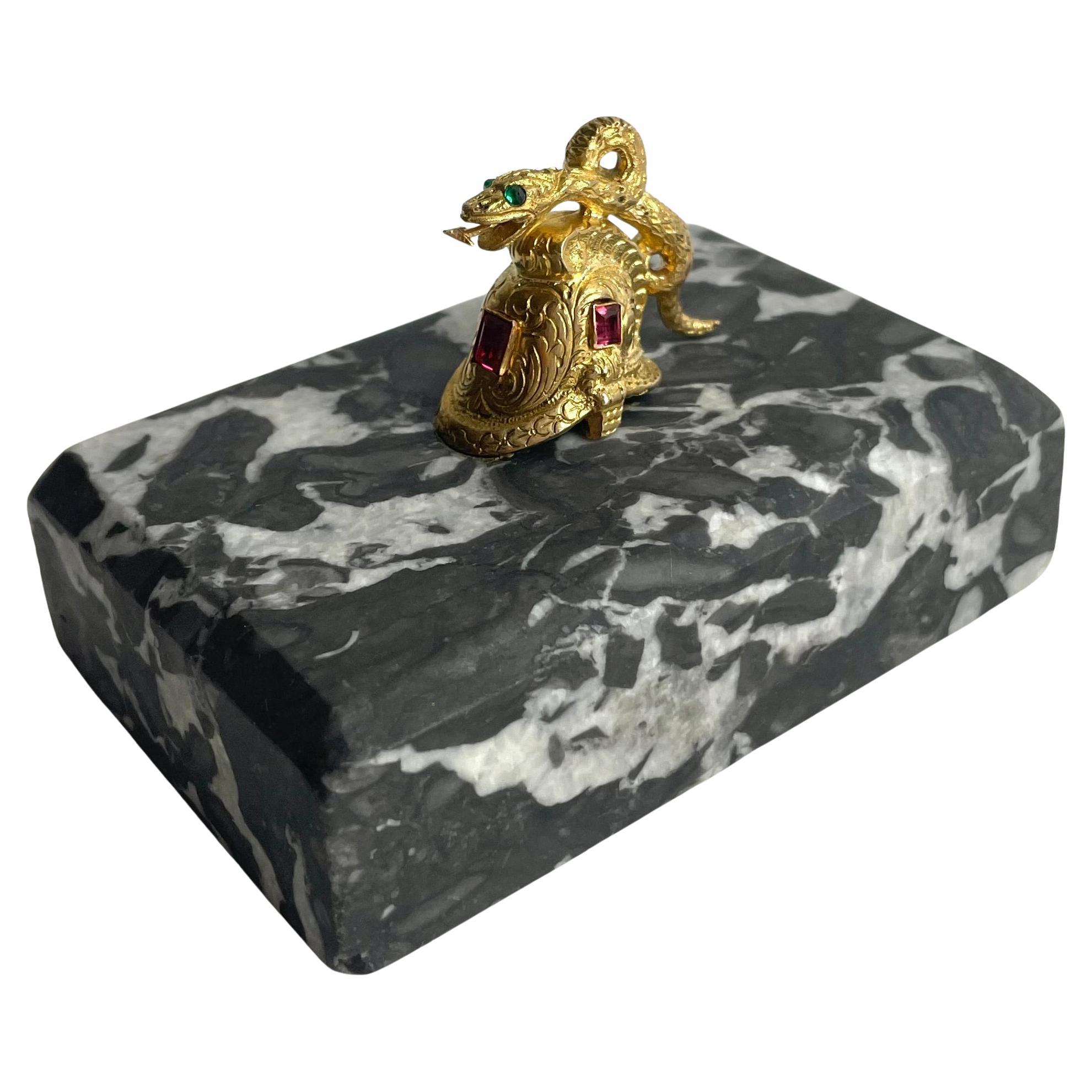Fermacarte in marmo e bronzo dorato in stile impero con elmo e serpente. in vendita