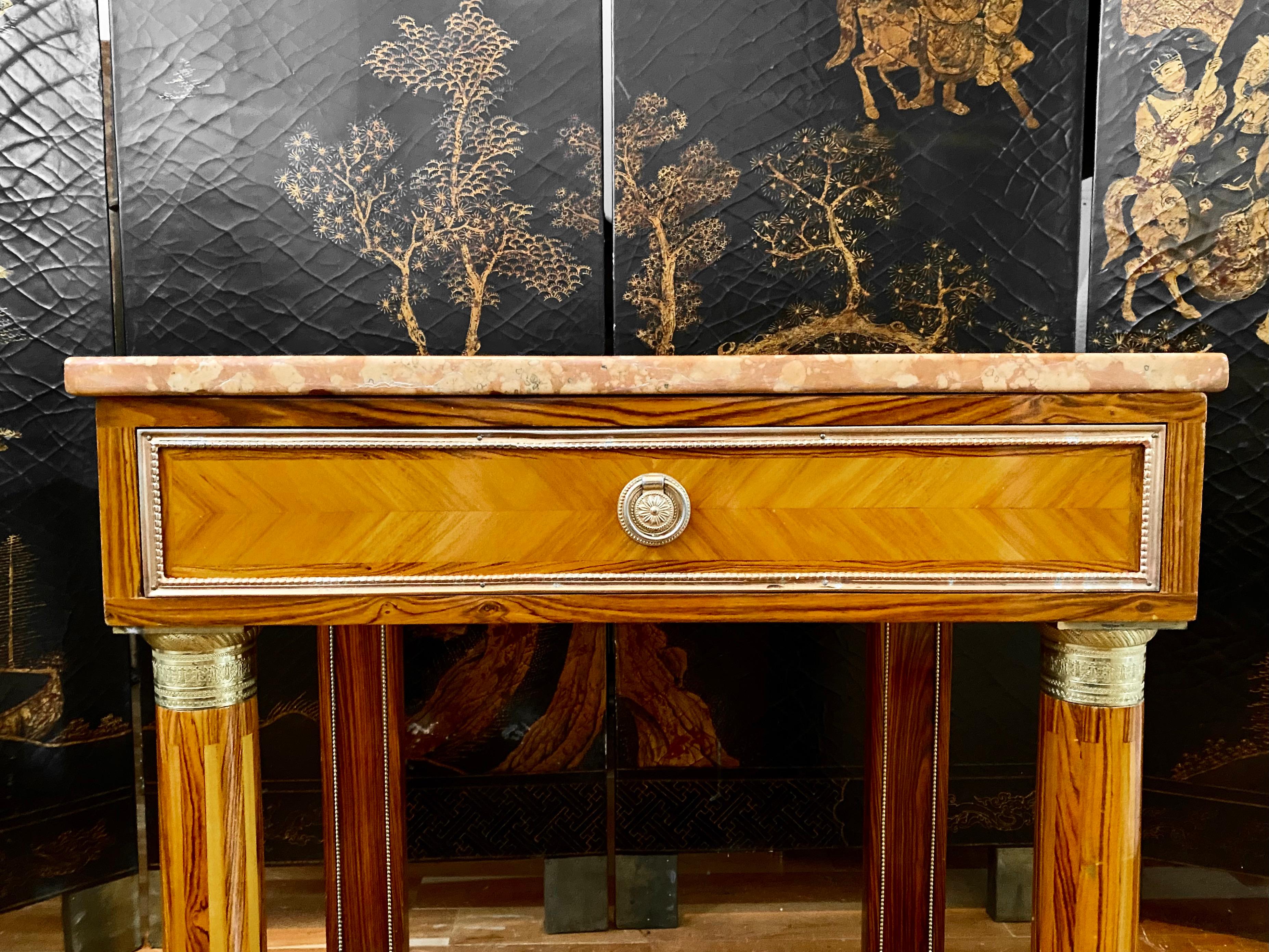 Nachttisch oder Konsole im Empire-Stil mit Marmorplatte im Angebot 1
