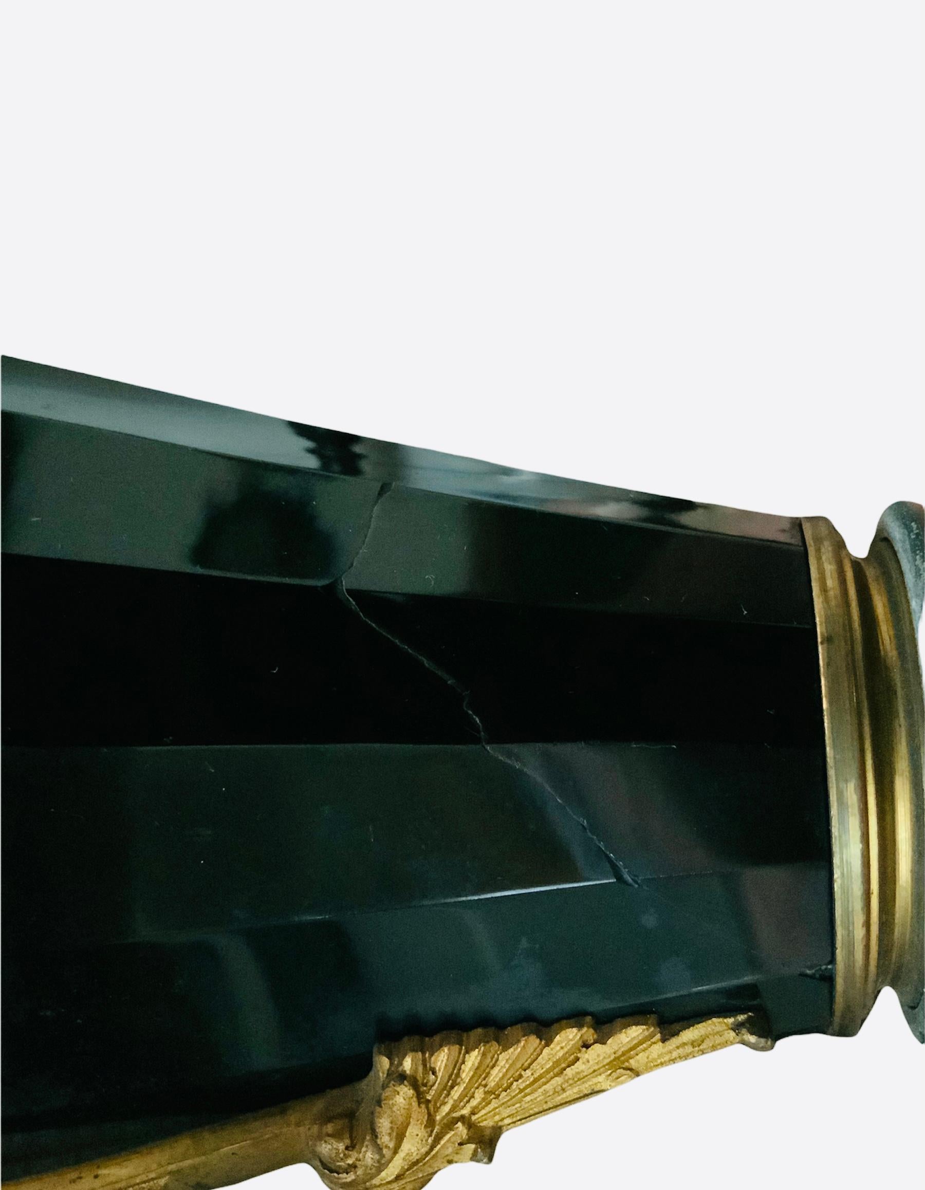 Lampe à huile électrique de style Empire en métal opalin et verre noir converti en verre en vente 1