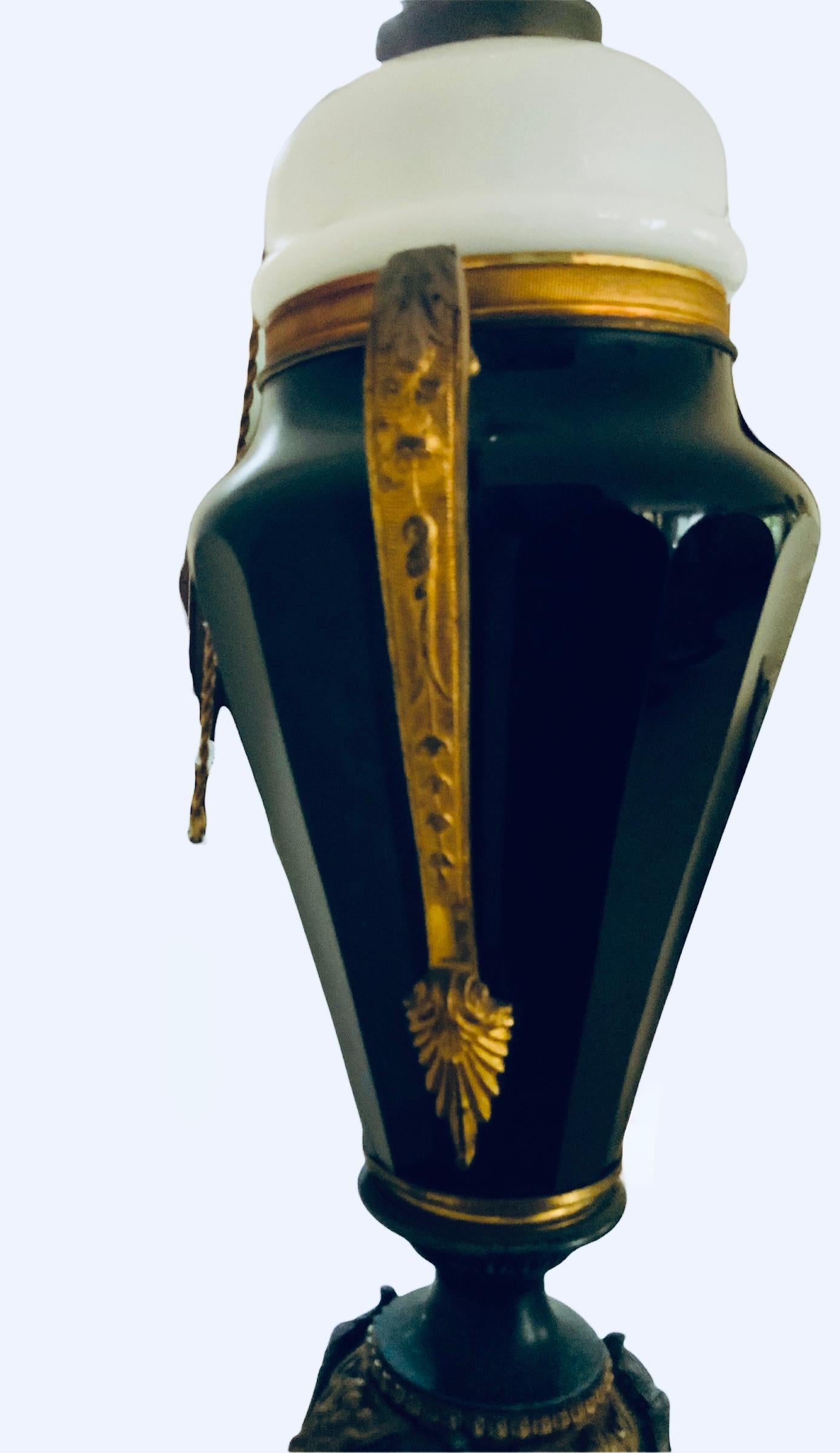 Electrical Converted Öllampe im Empire Empire-Stil, Metall, Opal, Noire, Glas (19. Jahrhundert) im Angebot