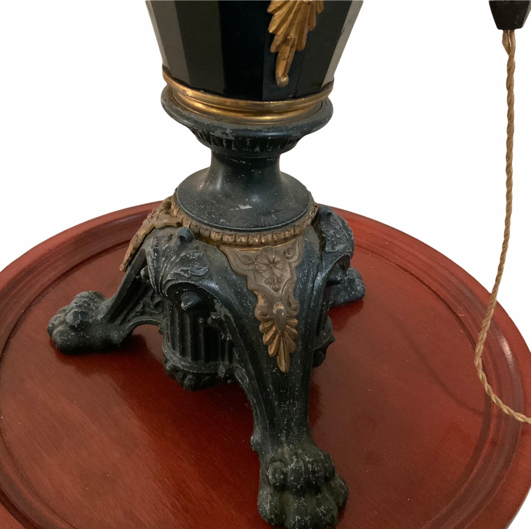 XIXe siècle Lampe à huile électrique de style Empire en métal opalin et verre noir converti en verre en vente