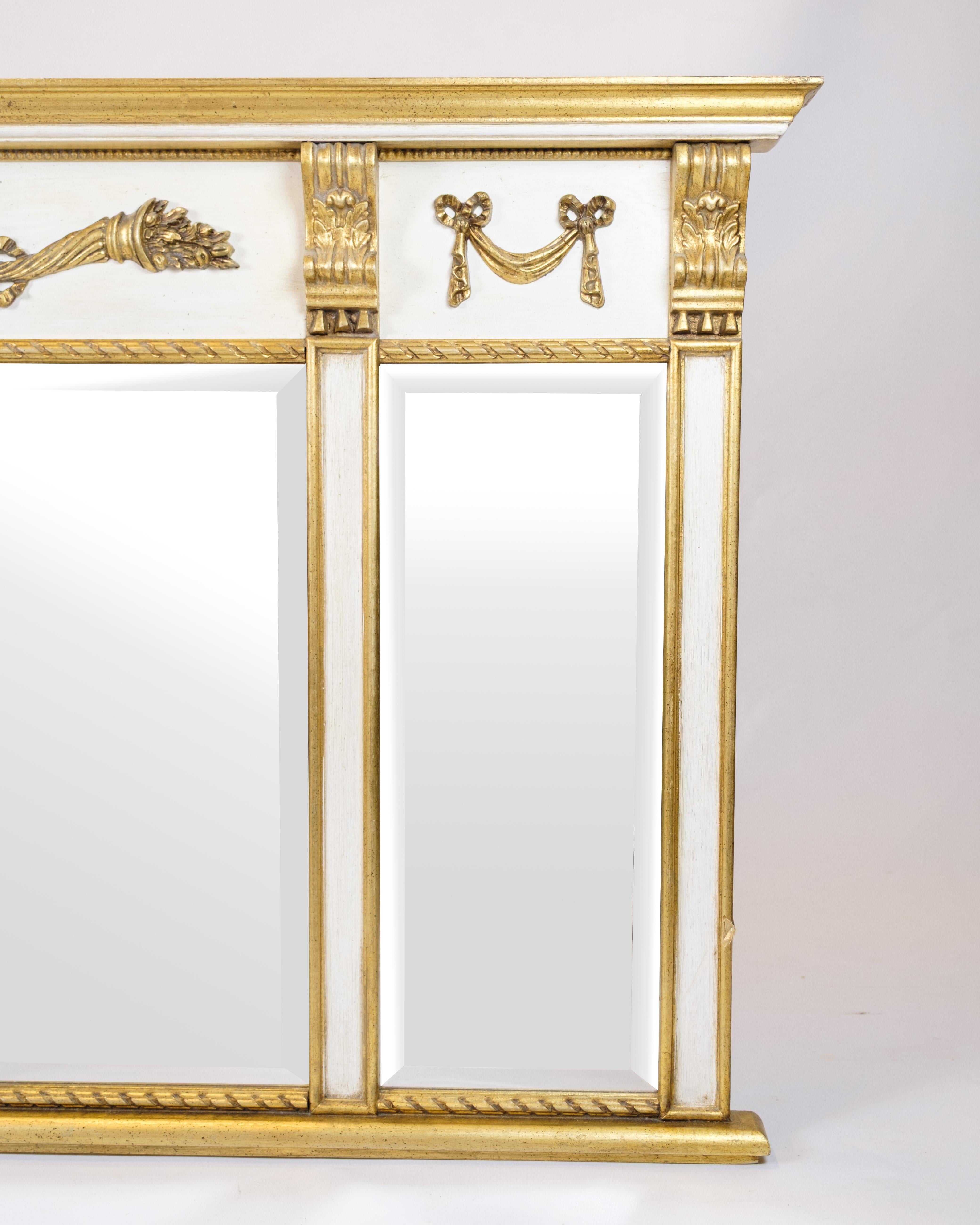 Grande specchio da parete in stile impero con cornice dorata in bianco e oro. Lo specchio è decorato con ornamenti che conferiscono un'espressione classica ed elegante.

Stile: Impero (ispirato)
Materiali: Cornice dorata in bianco e oro
Dettagli: