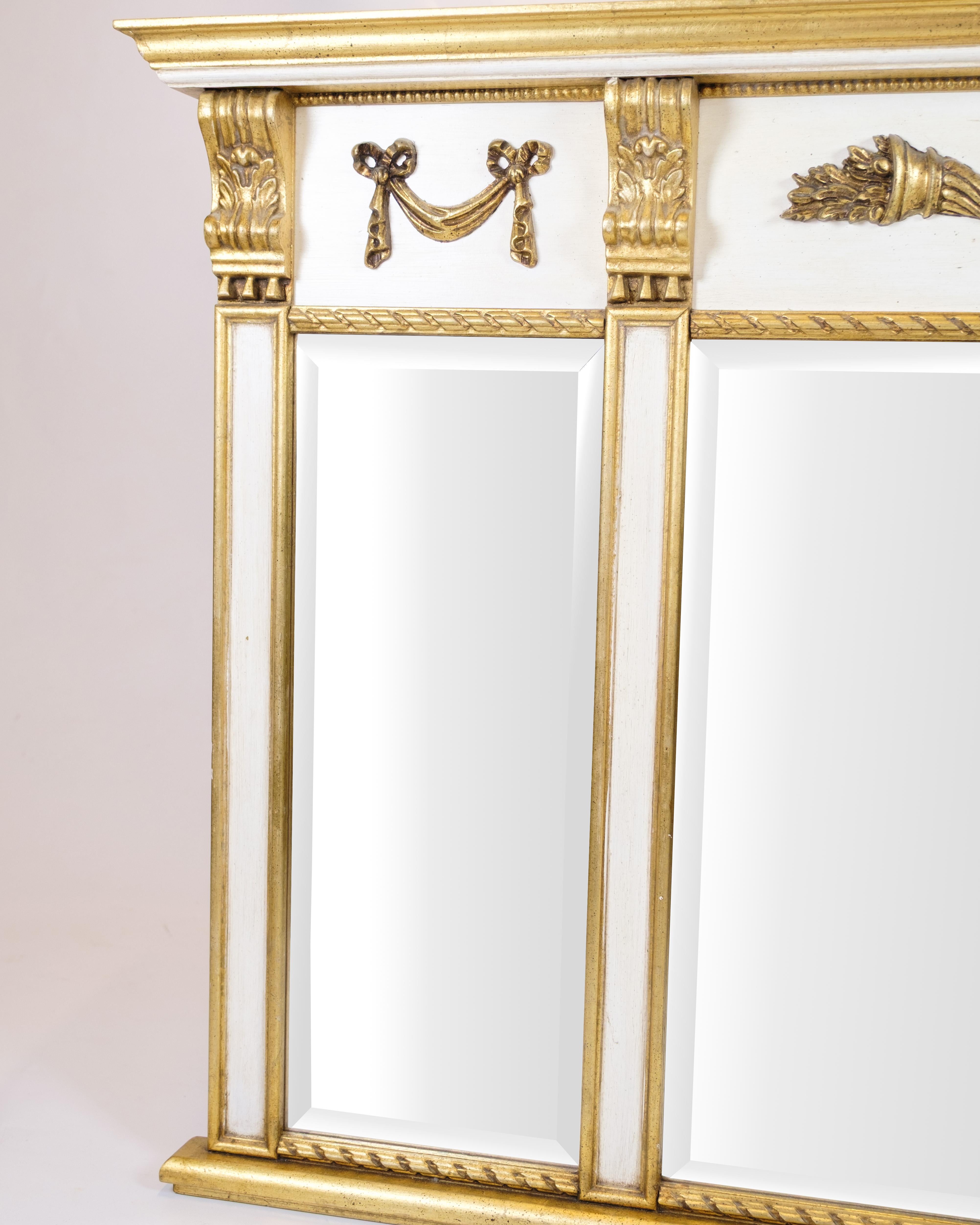 Stile impero Specchio in stile impero con cornice dorata in bianco e oro e ornamenti decorativi in vendita