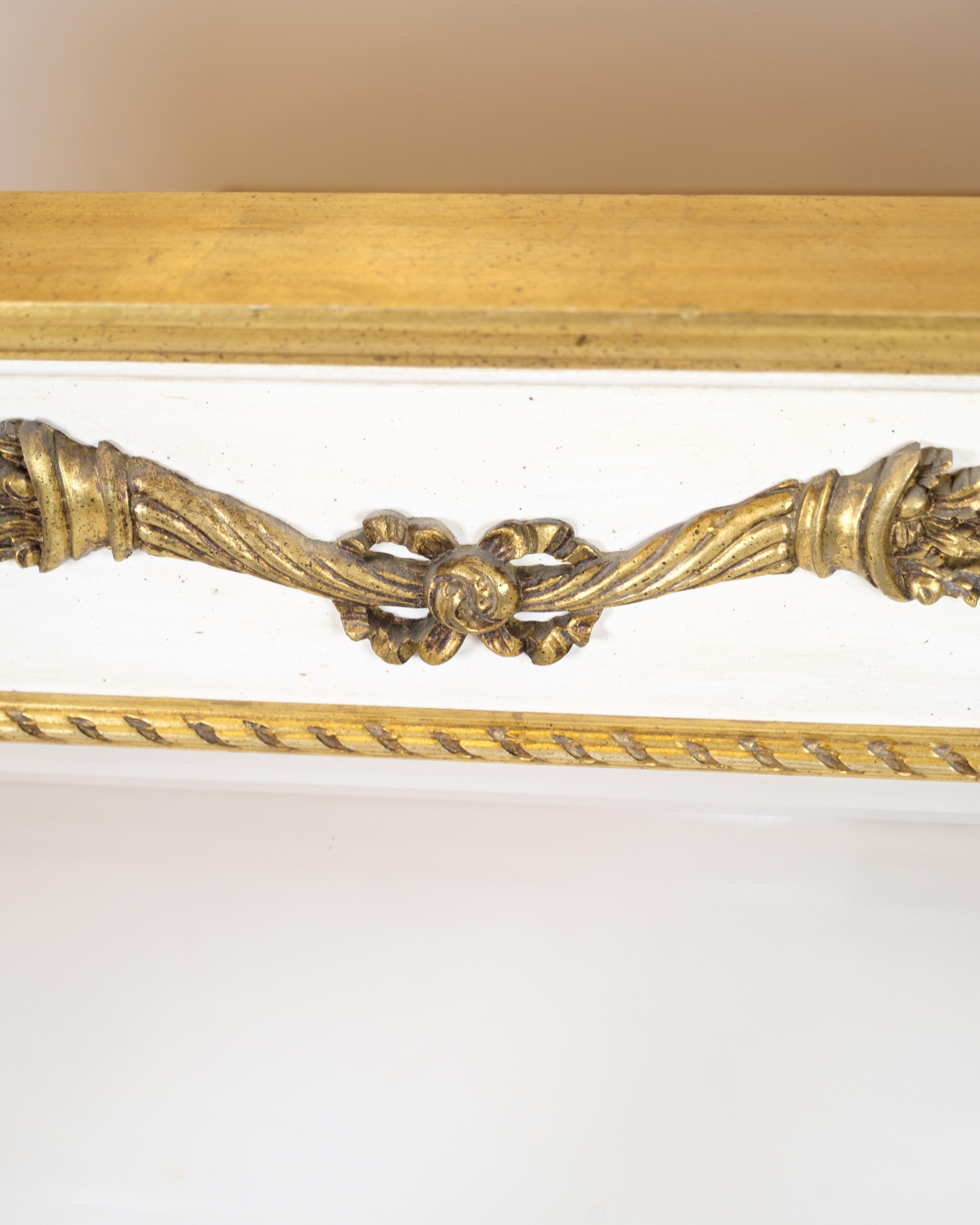 Danese Specchio in stile impero con cornice dorata in bianco e oro e ornamenti decorativi in vendita