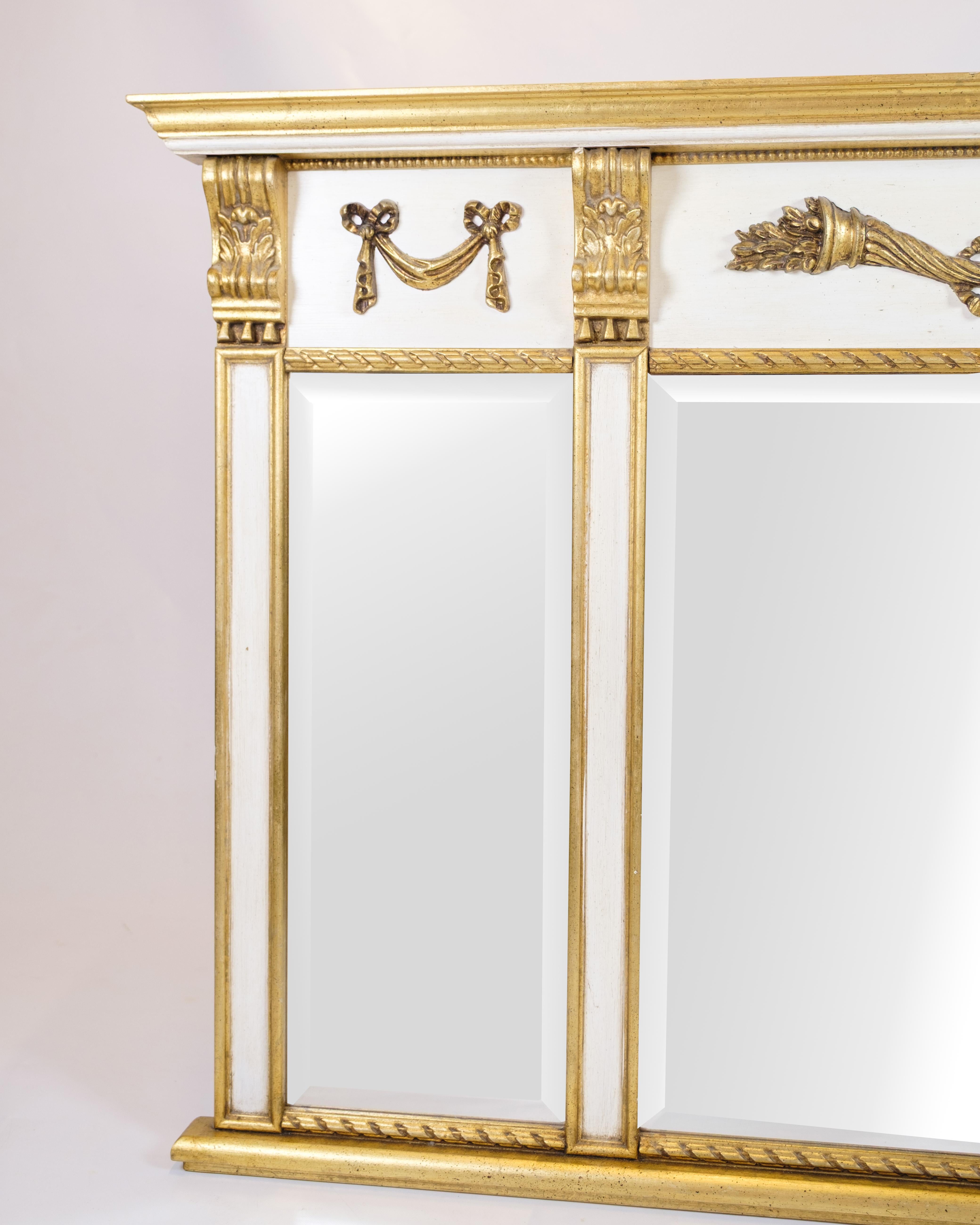 Specchio in stile impero con cornice dorata in bianco e oro e ornamenti decorativi In condizioni buone in vendita a Lejre, DK