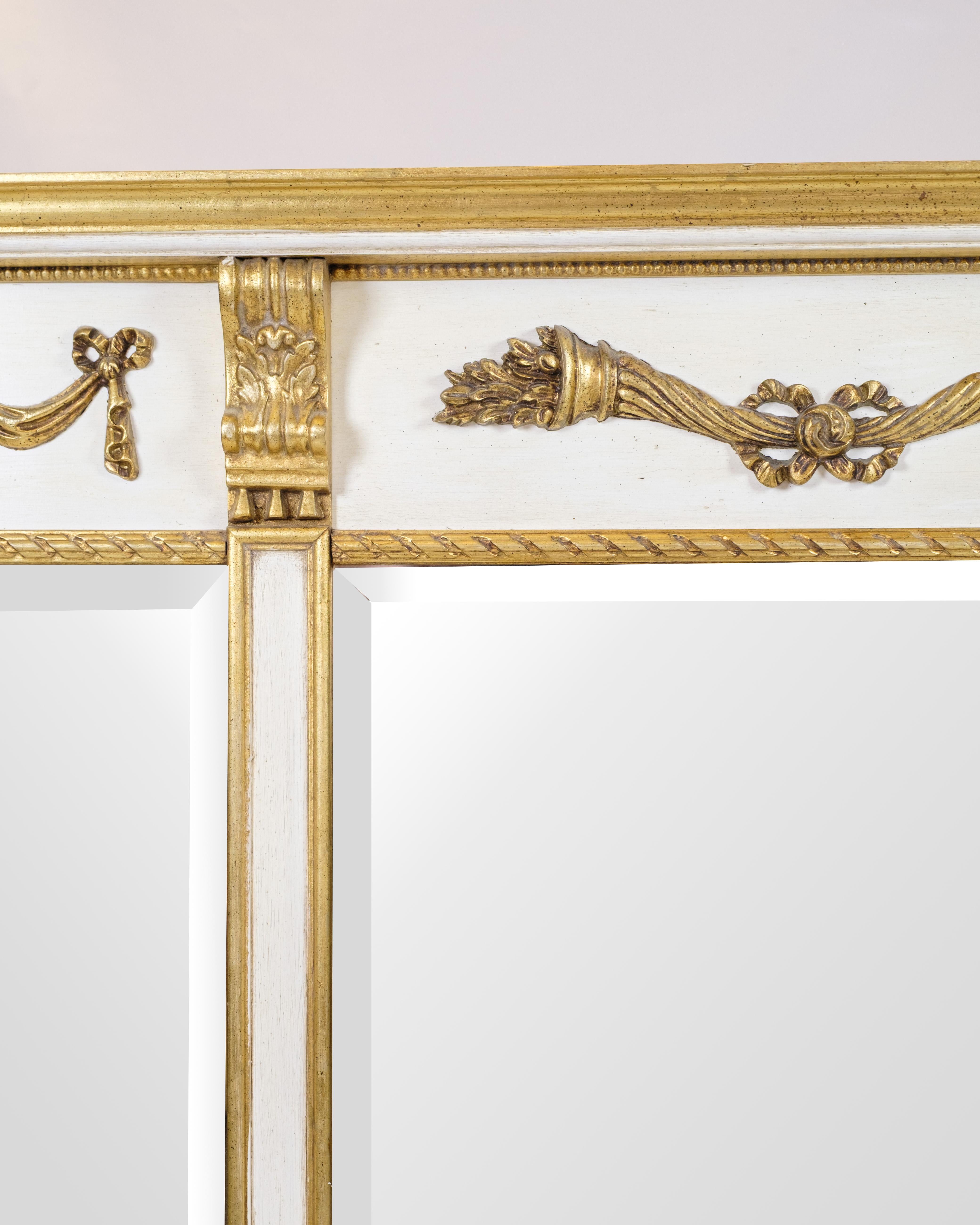 XX secolo Specchio in stile impero con cornice dorata in bianco e oro e ornamenti decorativi in vendita