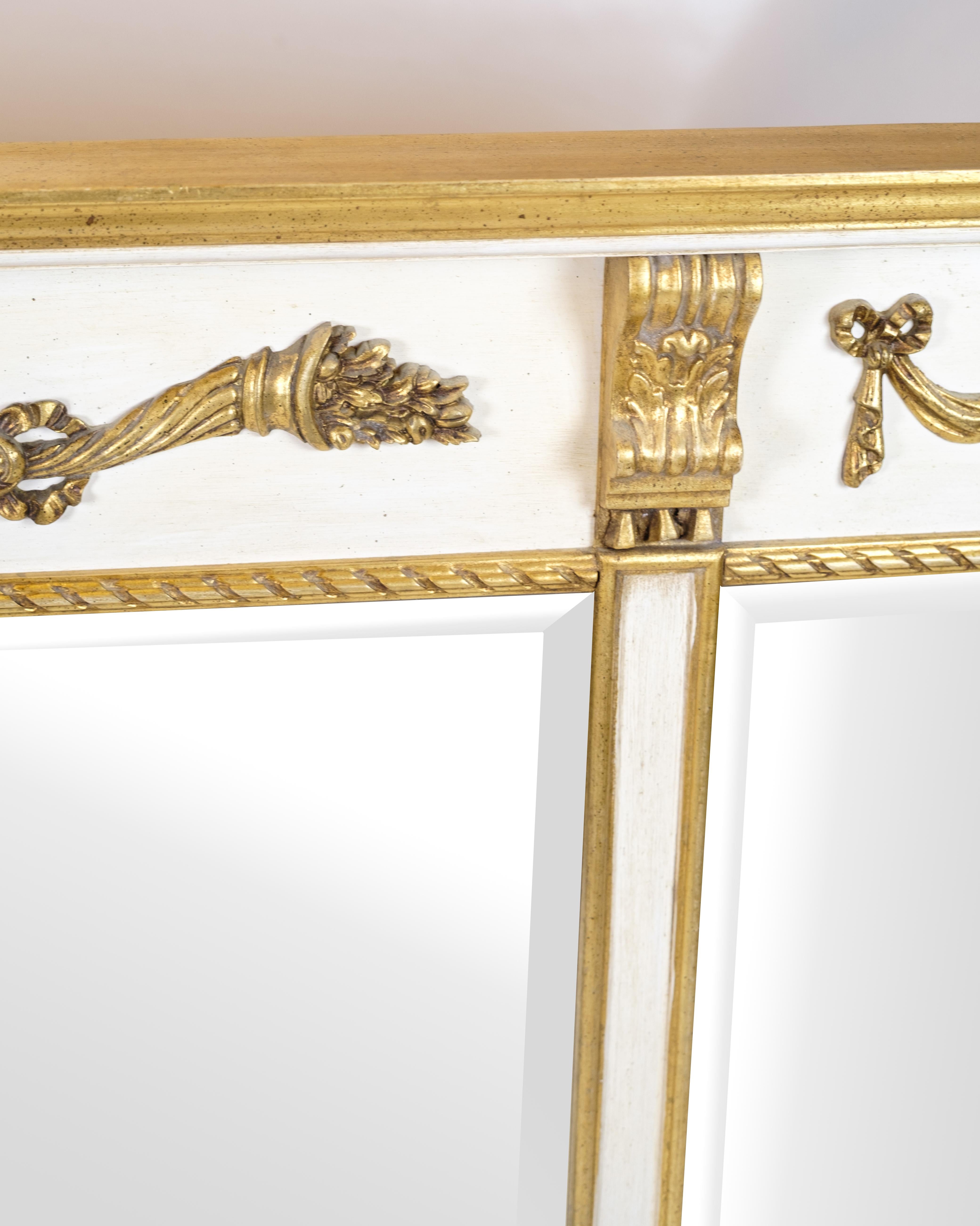Oro Specchio in stile impero con cornice dorata in bianco e oro e ornamenti decorativi in vendita