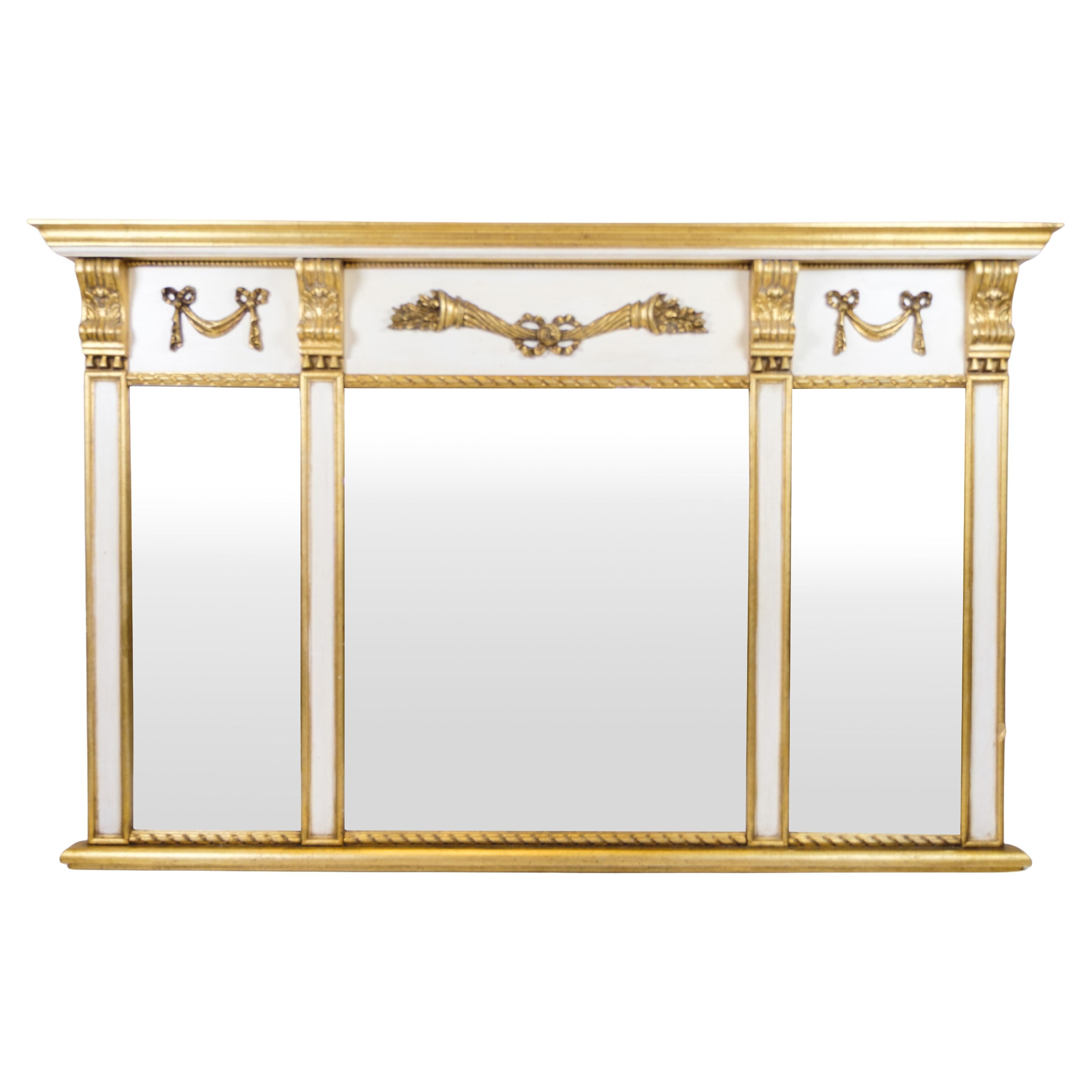 Specchio in stile impero con cornice dorata in bianco e oro e ornamenti decorativi in vendita