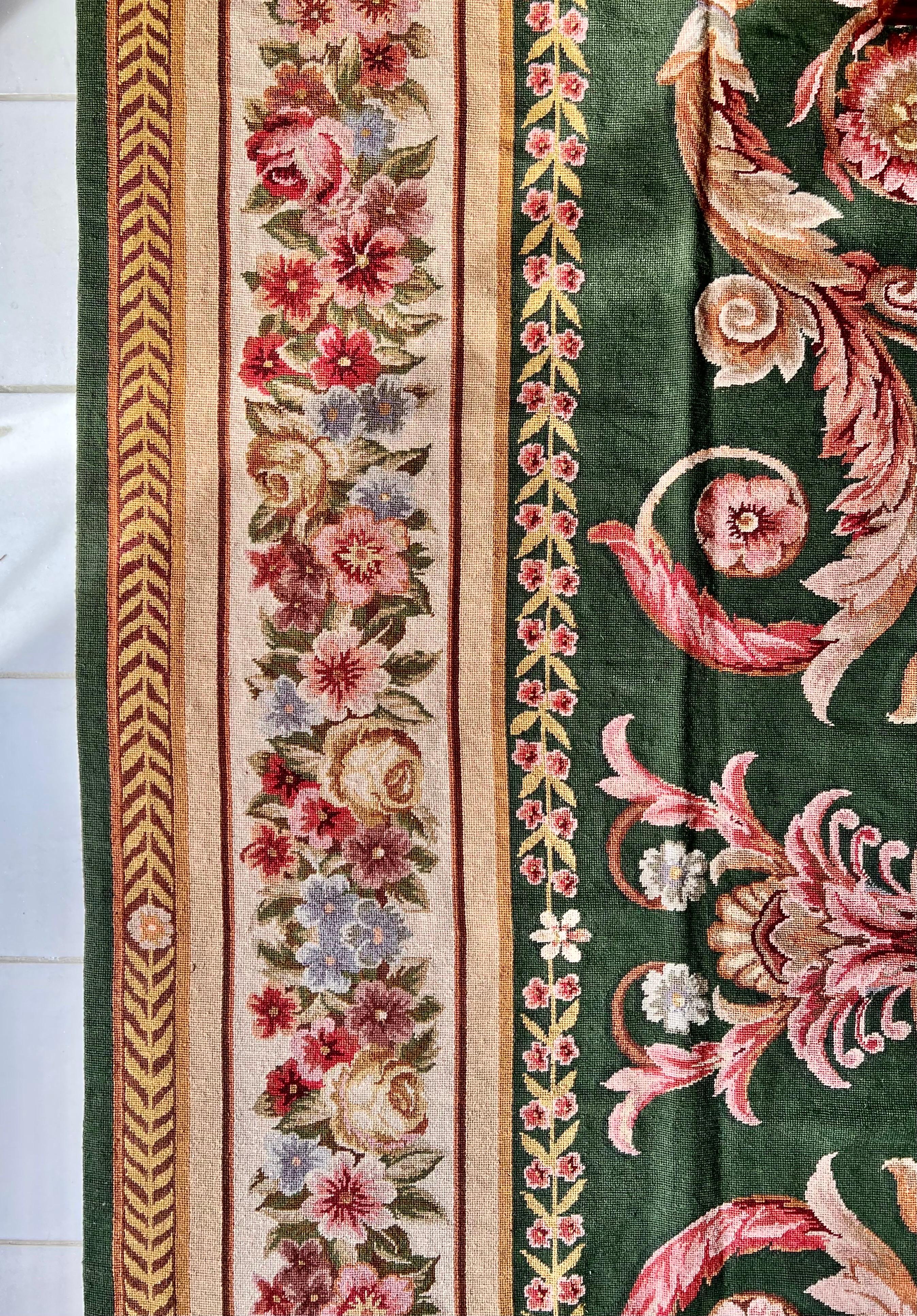 Nadelspitze-Teppich im Empire-Stil in Grün und Rosa im Zustand „Gut“ im Angebot in Richmond, London