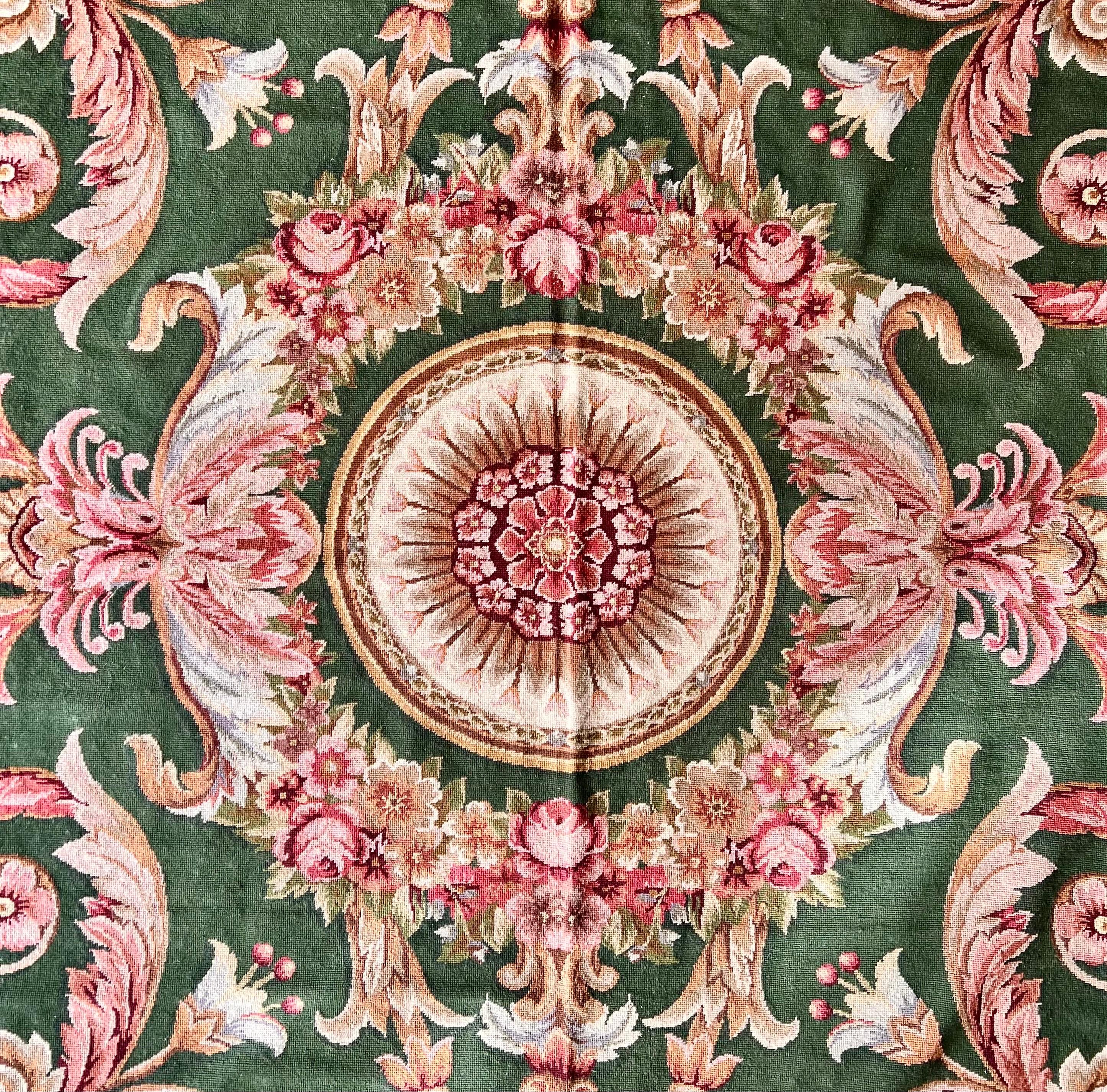 Nadelspitze-Teppich im Empire-Stil in Grün und Rosa im Angebot 1