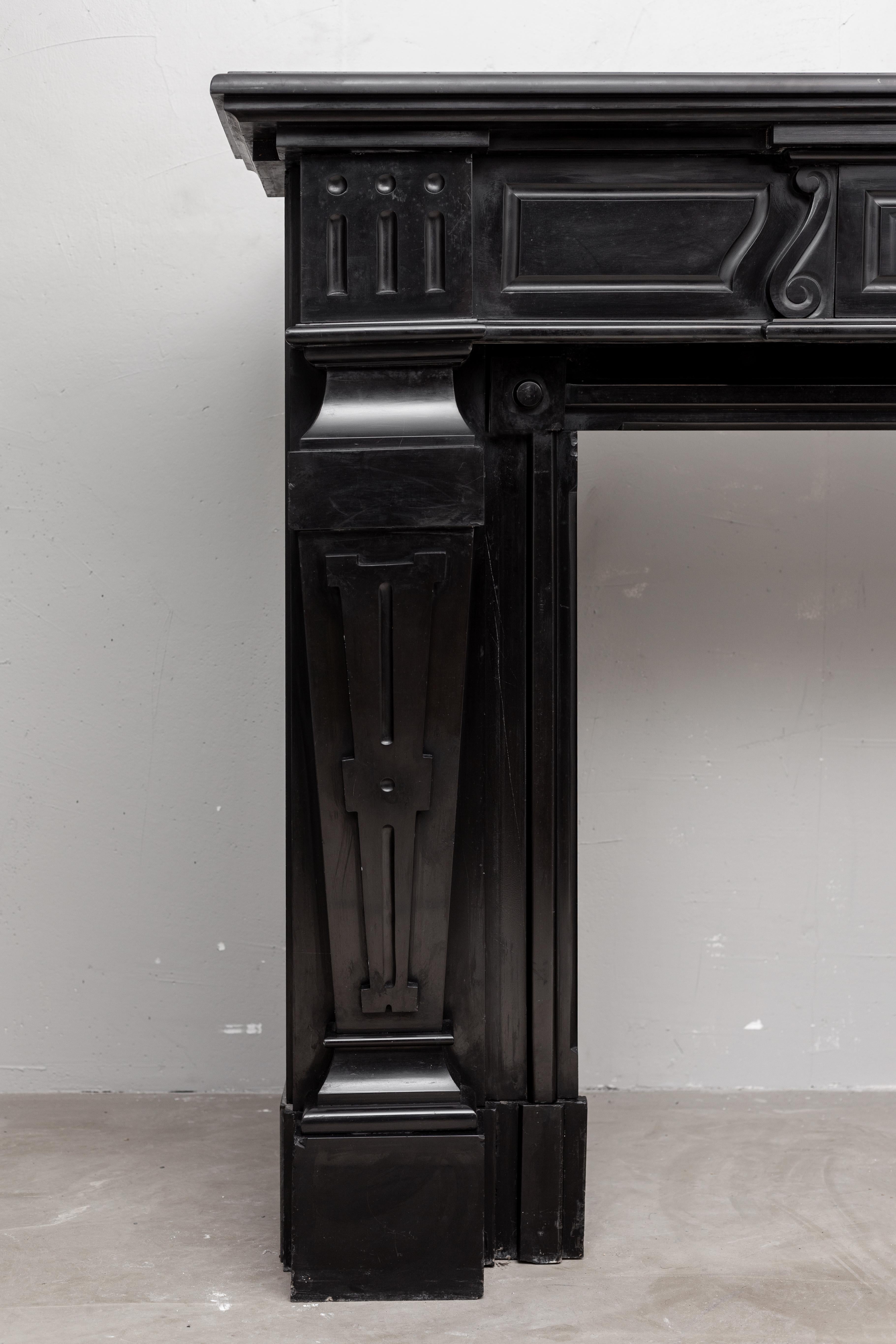 Statik und Ausstrahlung treffen sich in diesem wunderschönen Kamin im Empire-Stil. Dieses Stück aus luxuriösem Marmor Noir de Mazy bringt Wärme und Eleganz in jedes Interieur. Der Schornstein stammt aus dem Statenkwartier in Den Haag zwischen der