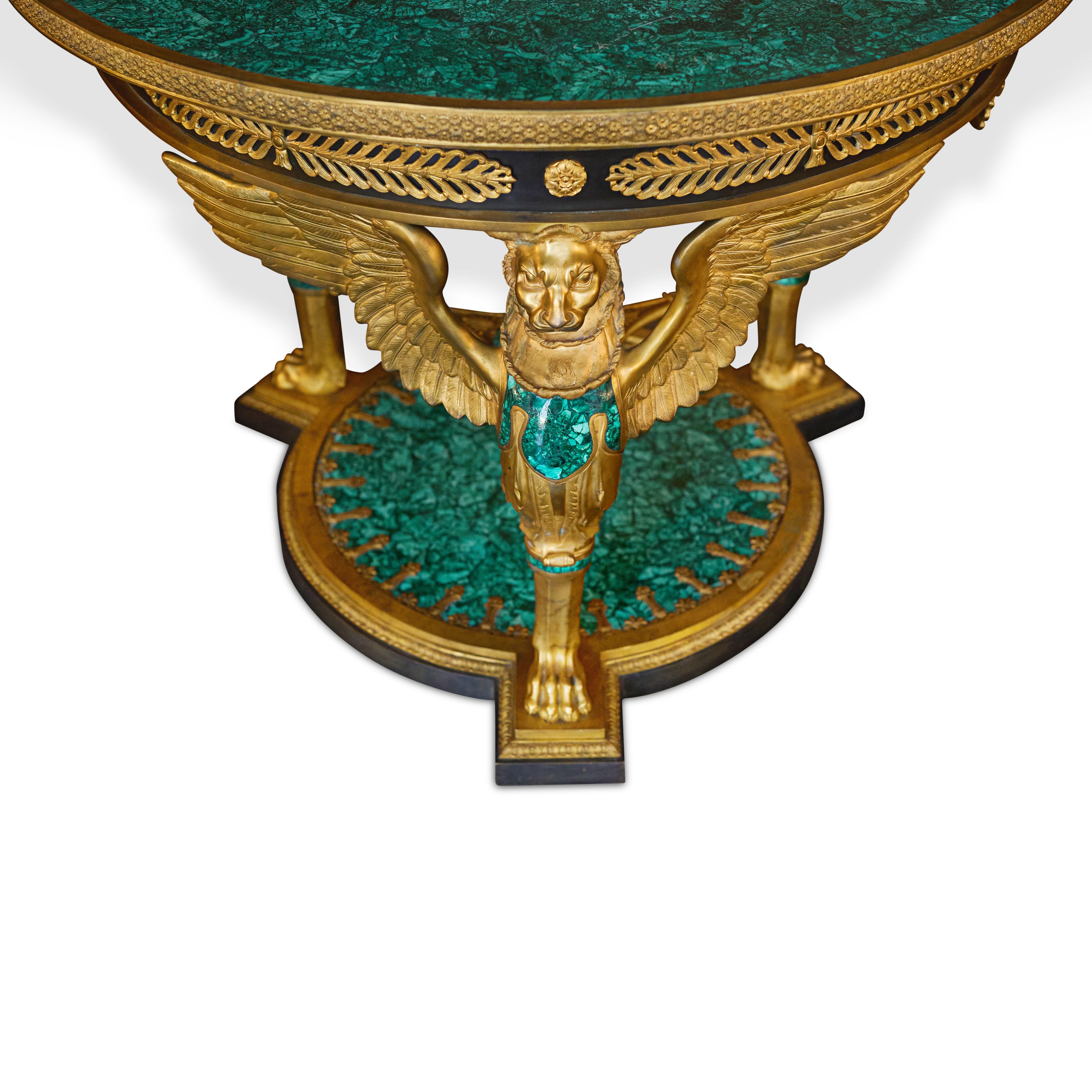 Table centrale de style Empire en bronze doré et malachite Bon état - En vente à Los Angeles, CA