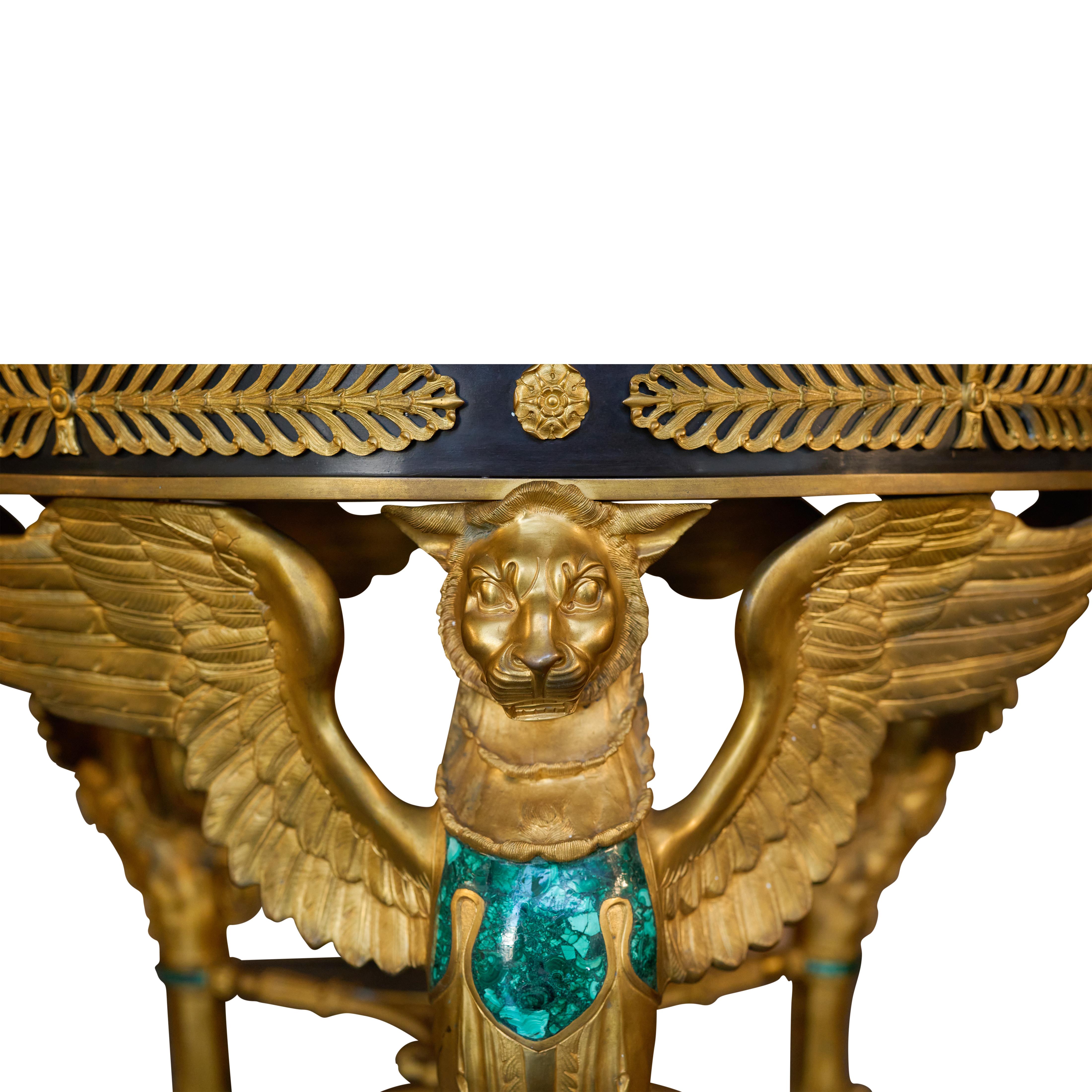 20ième siècle Table centrale de style Empire en bronze doré et malachite en vente